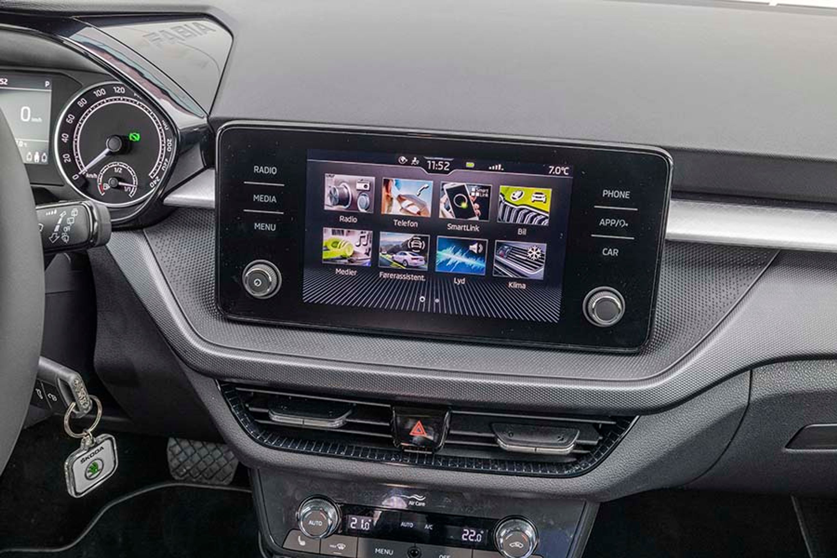 Skærmen i midten er godt placeret og tydelig at se på. Men vil man have Apple CarPlay, som enten kan bruges med kabel eller trådløst, koster det 1.000 kr. ekstra.