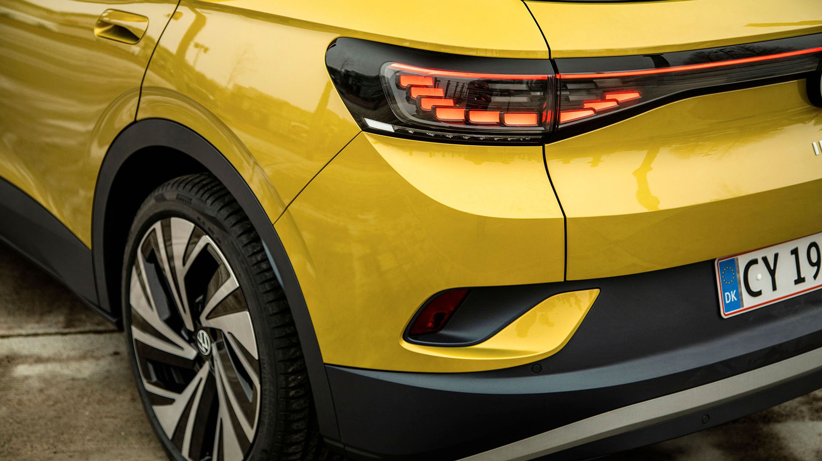 Baglygterne er altid af LED-typen, og i en del af udgaverne har de som denne fået indbygget en flot 3D-effekt.