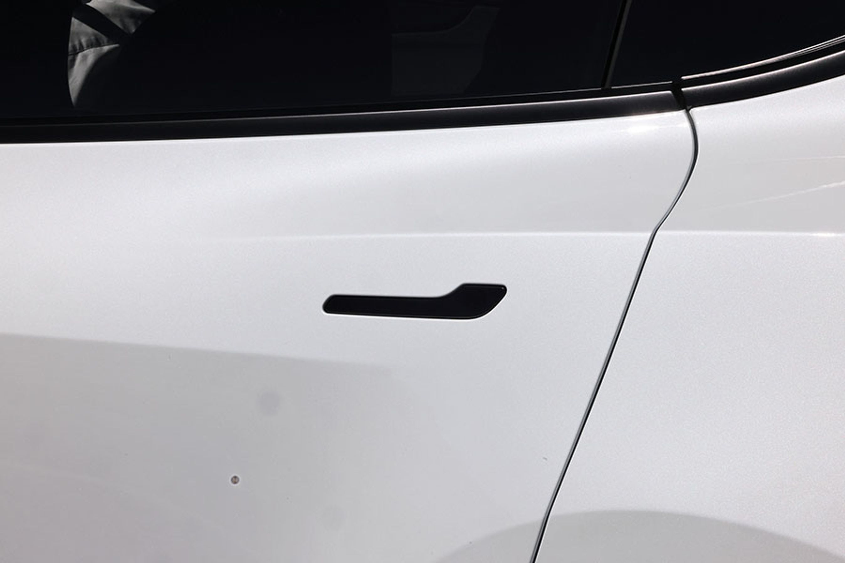 Tesla har desværre ikke ændret dørhåndtagene, hvilket også ville have krævet ændring af selve døren. Dermed hænger man stadig på lidt for smarte dørhåndtag, der kræver en særlig åbningsmetode. Ikke så fleksibelt og nemt som traditionelle dørhåndtag.