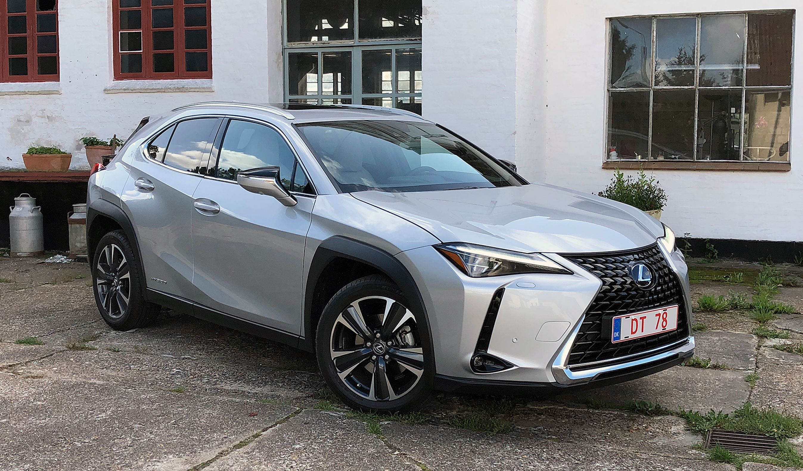 Lexus UX er en kompakt SUV/crossover. Den er kommet på det europæiske marked i 2019.