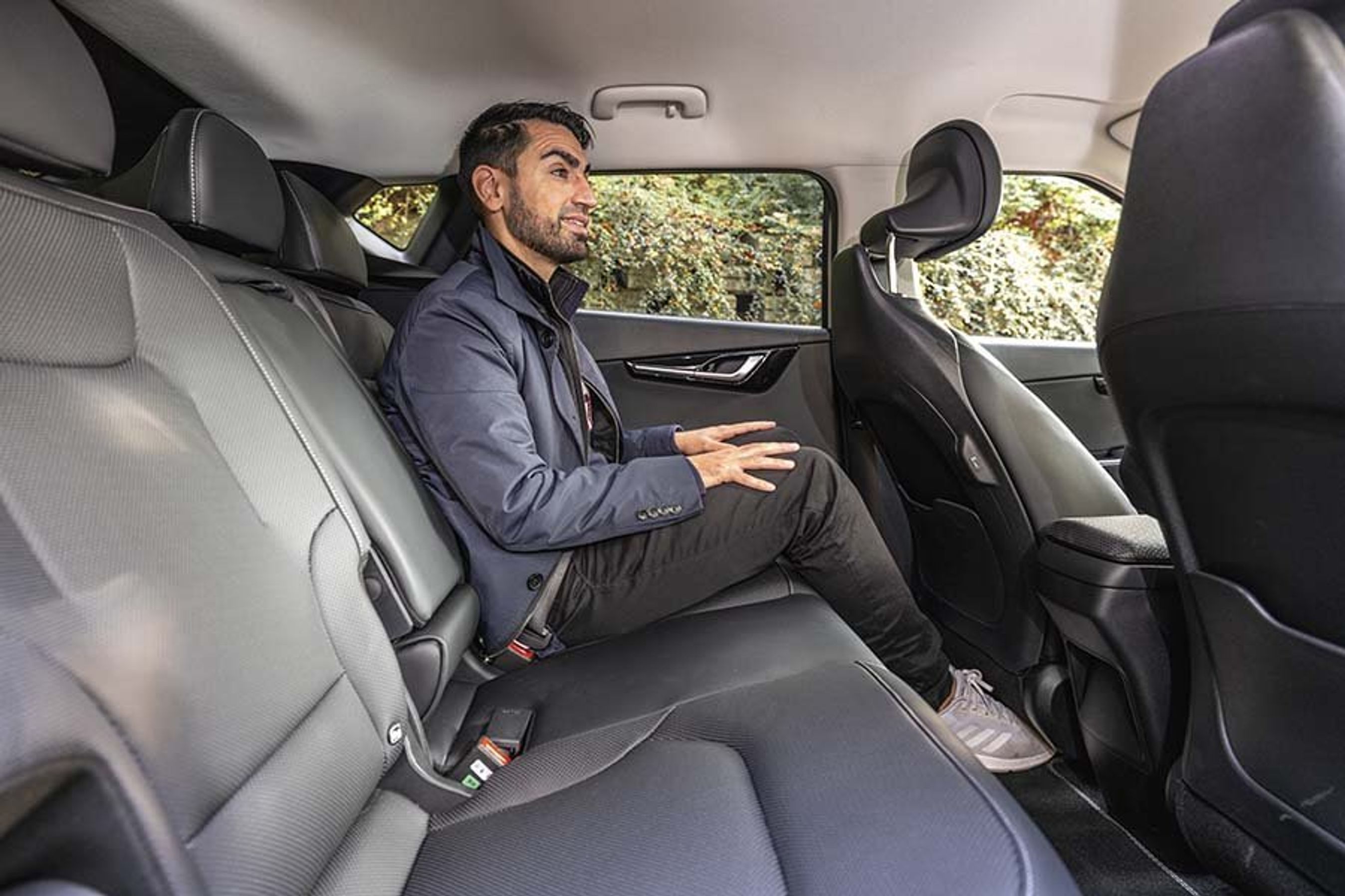 Der er fin knæplads ved bagsædet, mens loftshøjden kun lige er tilstrækkelig for voksne. 