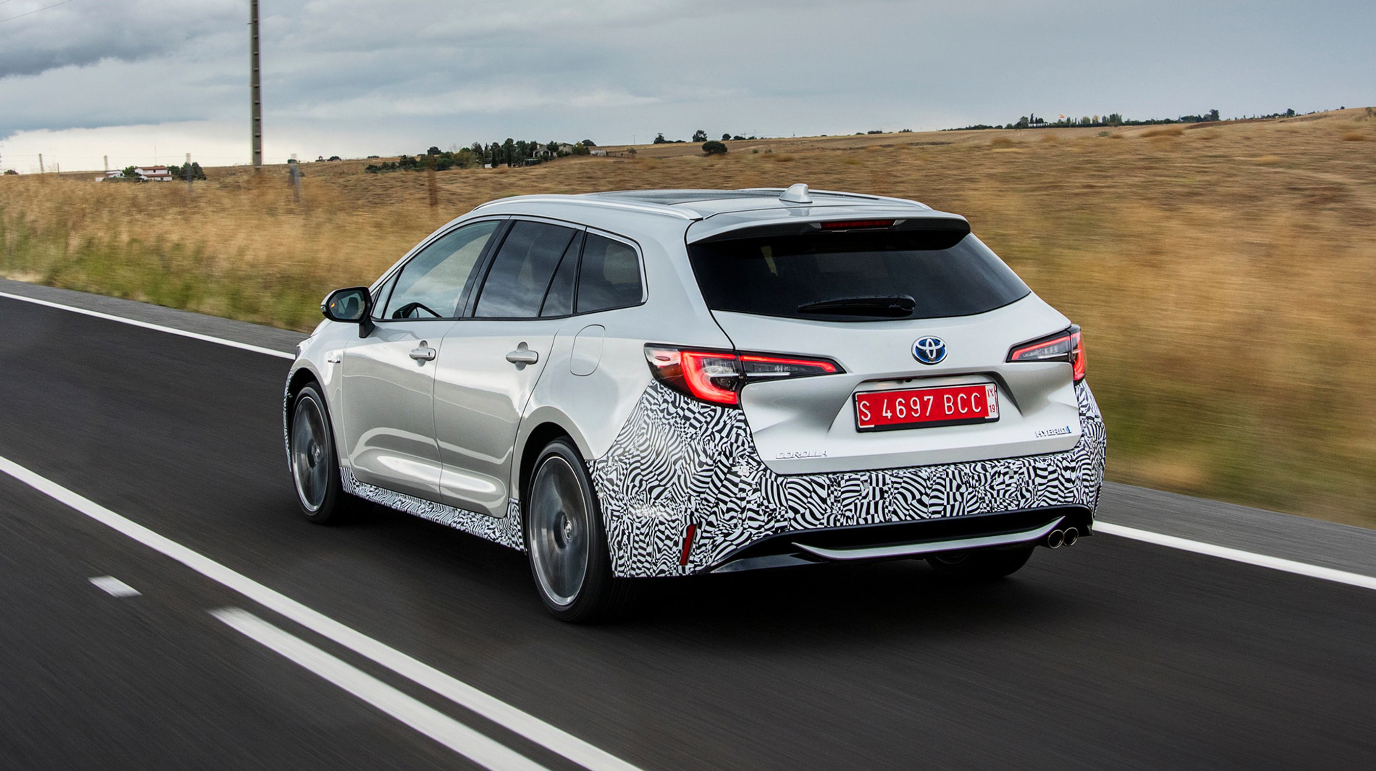 Stationcaren – Sports Tourer – har en seks cm længere akselafstand, og det kan mærkes ved bagsædet, hvor benpladsen er hæderlig.