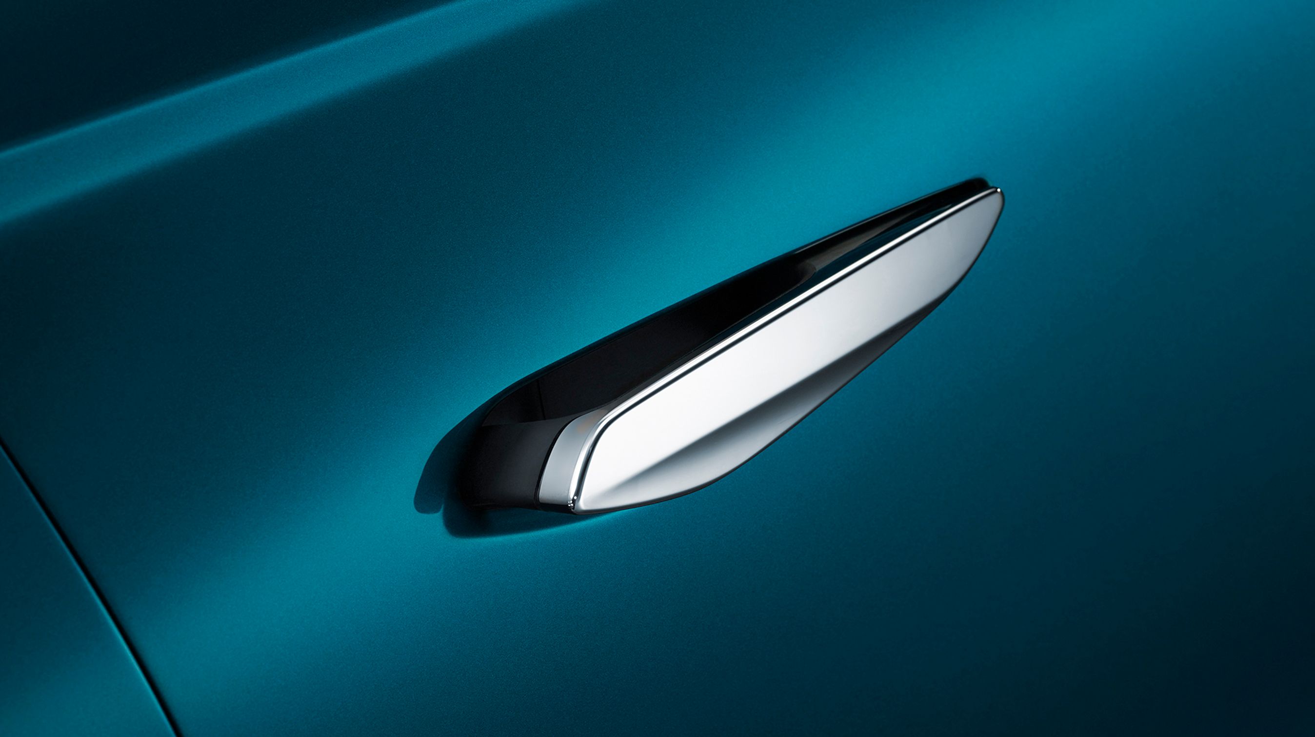 Dørhåndtagene glider ind i dørene, så bilen er strømlinet under kørslen. Når man nærmer sig bilen med nøglen i lommen, vipper de ud, så man kan åbne døren.