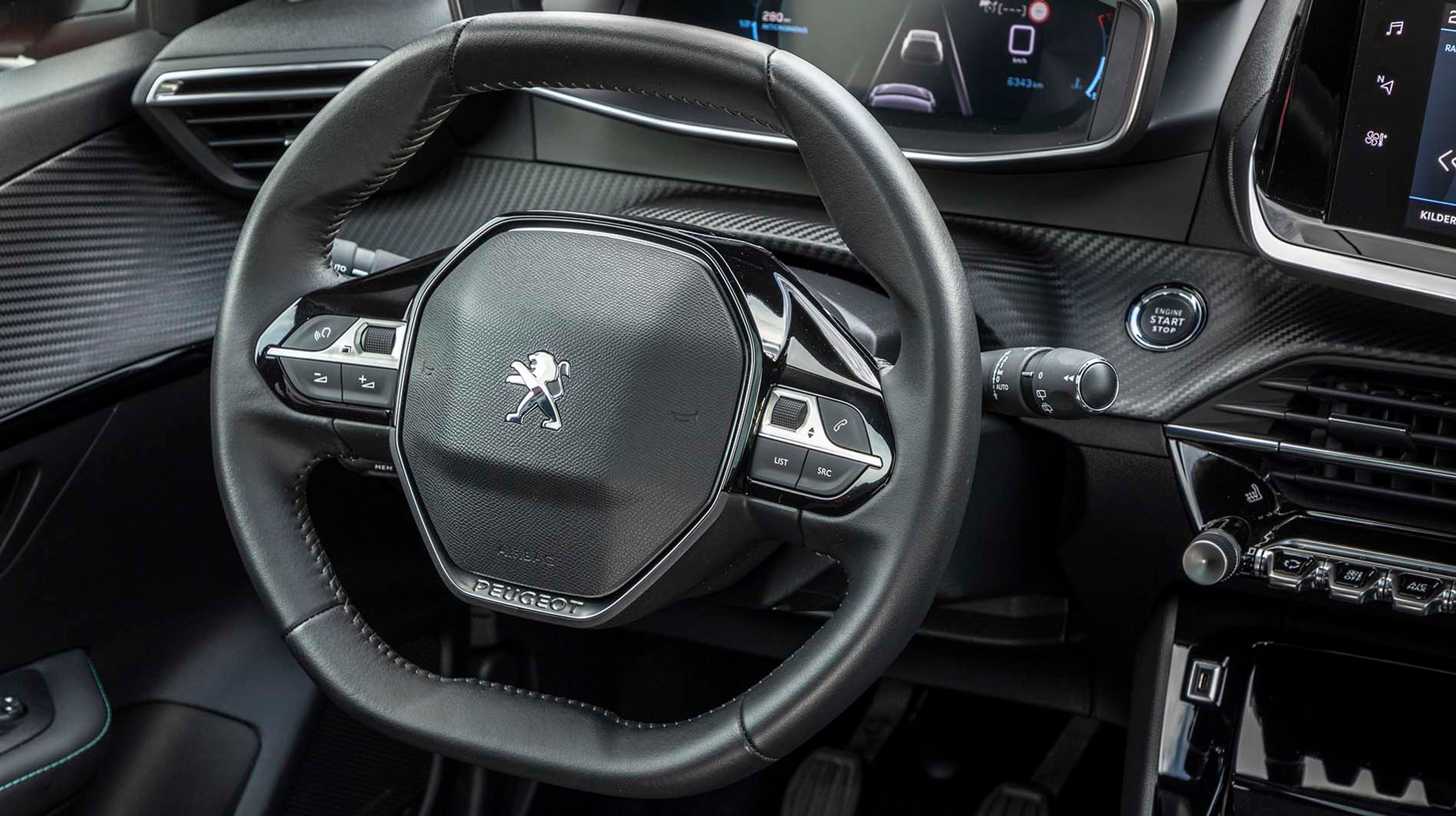 Rattet er mindre i Peugeot 208 end i næsten alle andre biler. Det er med kun to eger og er fladt for oven og for neden. Det er lækkert at holde om.