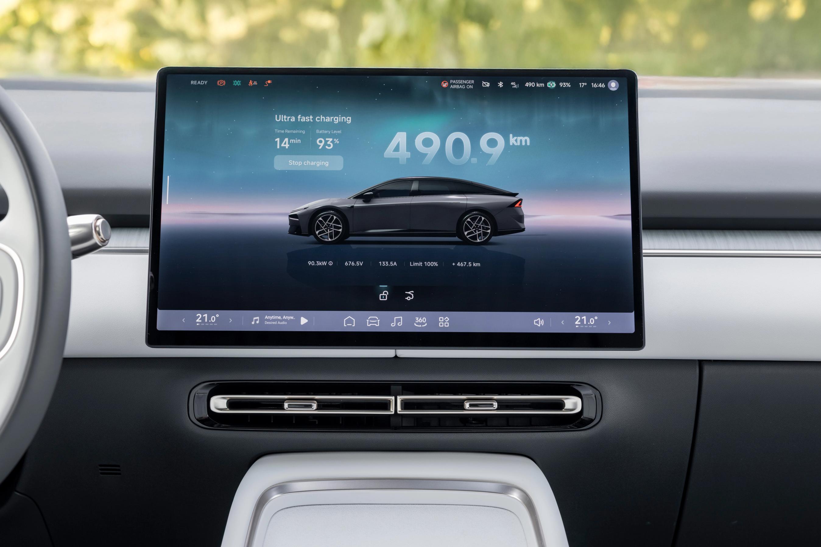 Stor skærm i kabinen i en Xpeng P7+