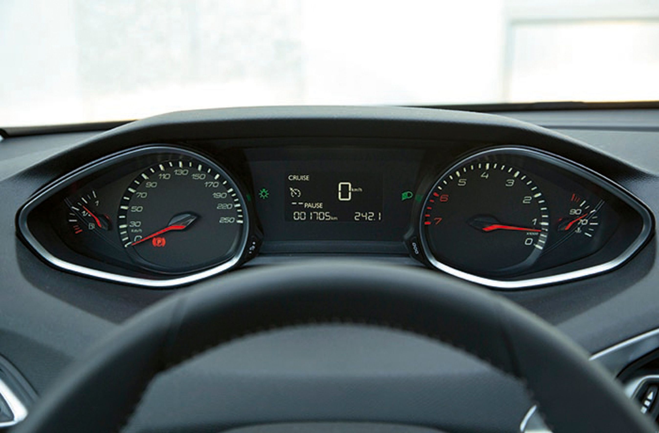 Den digitale hastighedsangivelse er guld værd, for de to andre instrumenter er svære at aflæse. Omdrejningstælleren drejer mod uret.