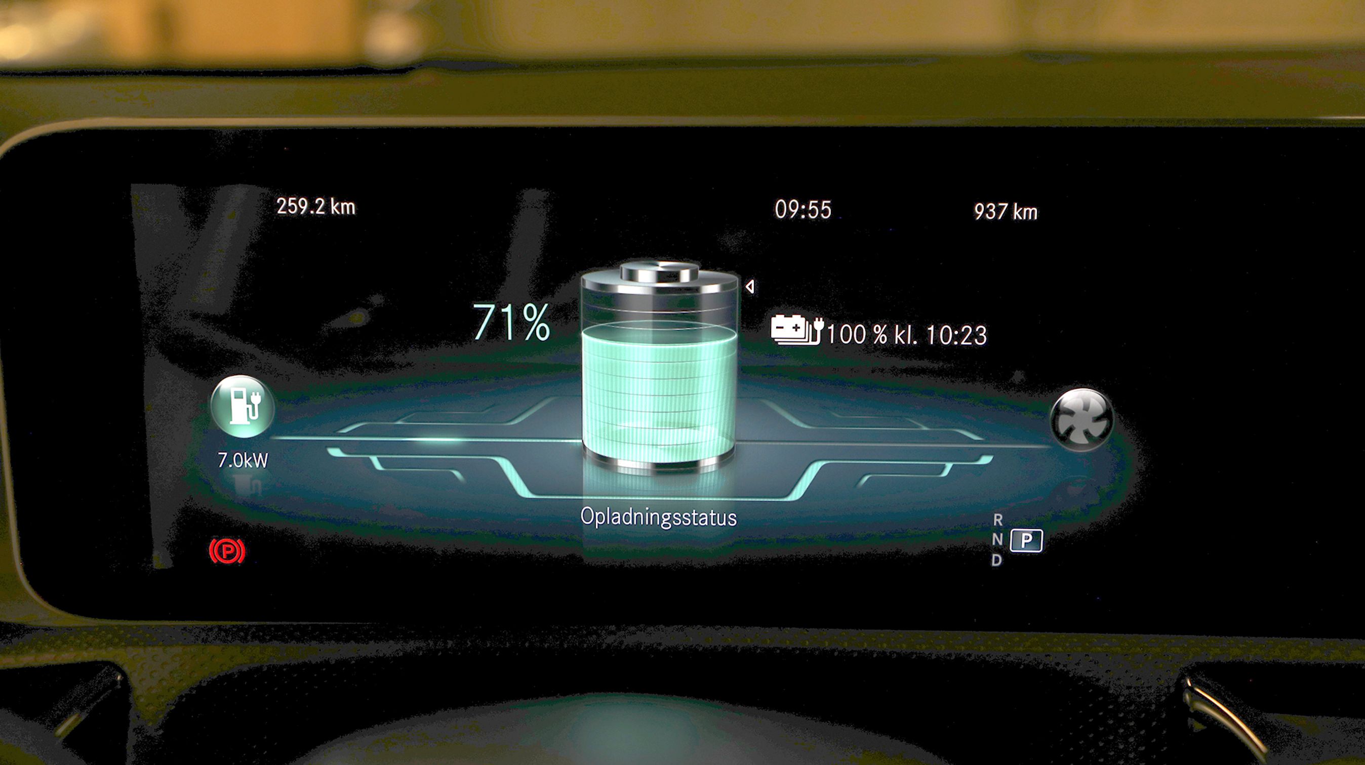 Når bilen lader, får man fin oplysning om, hvor langt processen er fremskreden (her 71 %). Bilen kommer også med en prognose for, hvornår bilen er 100 % opladet (her kl. 10:23).