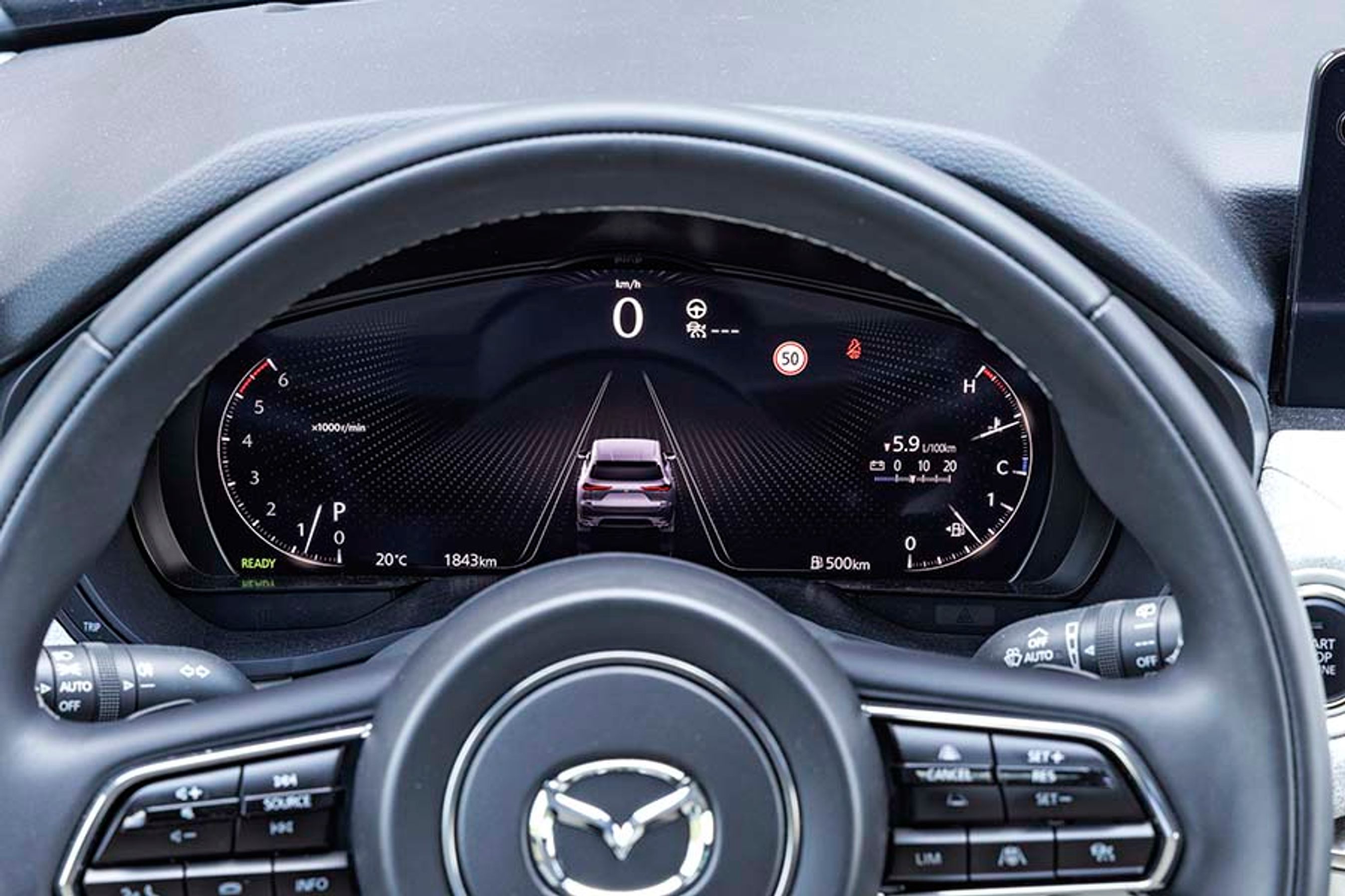 Instrumenthuset kan næsten ikke gøres mere tydeligt, og det er rart, når man kører. Til venstre ses omdrejningstælleren, der sjældent kommer meget over 1.500 omdrejninger. Bilen kører officielt 20 km pr. liter, men her klarede vi 5,9 l/100 km, hvilket er lige under de 17 km/l.