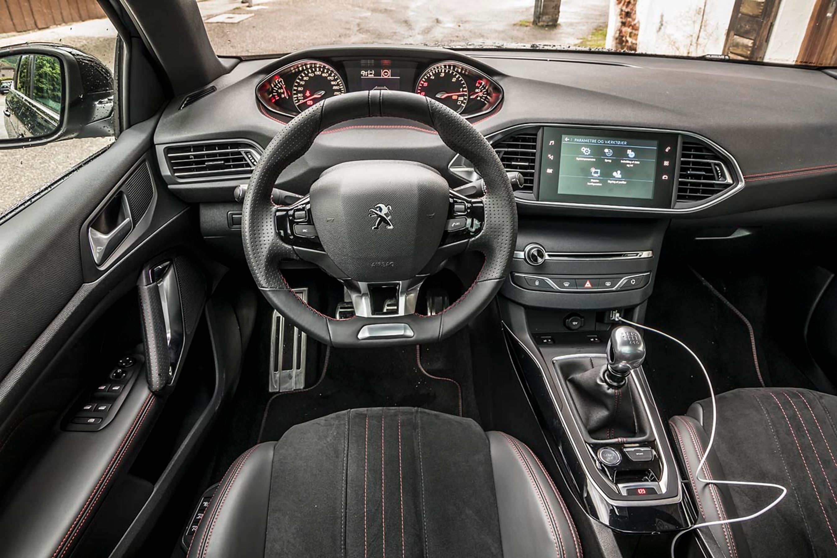 Det enkle kabinedesign er ikke ændret med den faceliftede model. Det vil sige, at der stort set ikke er nogle knapper i midterkonsollen. Det fungerer udmærket, så længe man har klimaanlæg. Den største forandring er den nye trykfølsomme skærm.