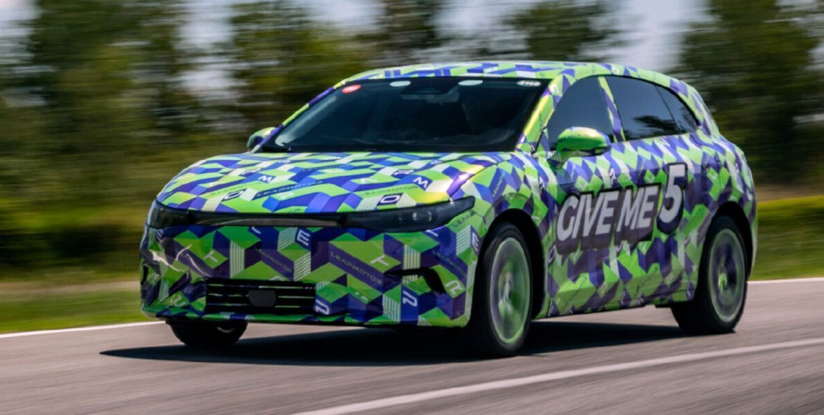 Leapmotor Lafa 5 kørende med kamuflage.