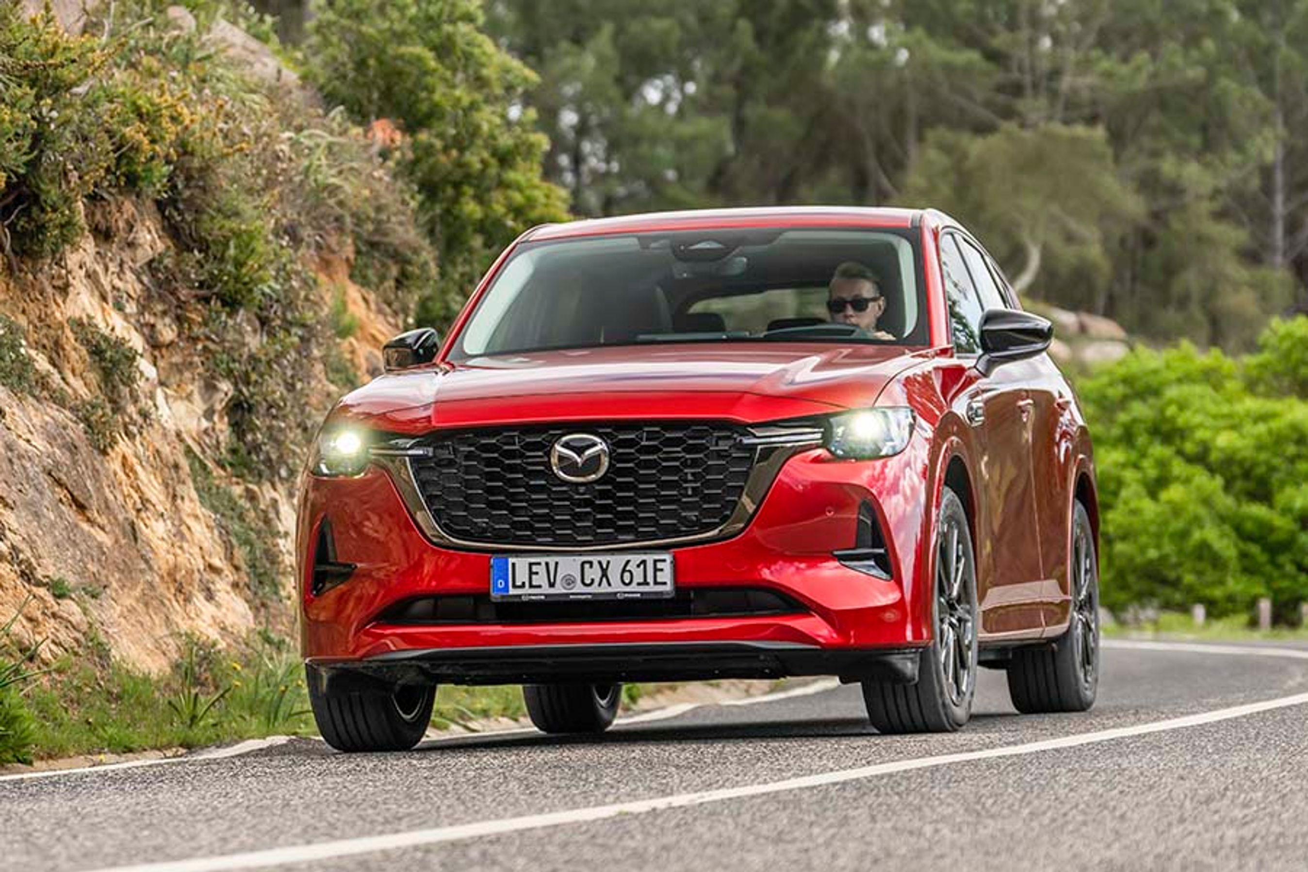 Mazda CX-60 er fortil udstyret med den efterhånden traditionelle store Mazda-kølergrill med det store Mazda-logo i midten. Buen under grillen kan enten være et krompanel eller som her helt sortmalet.