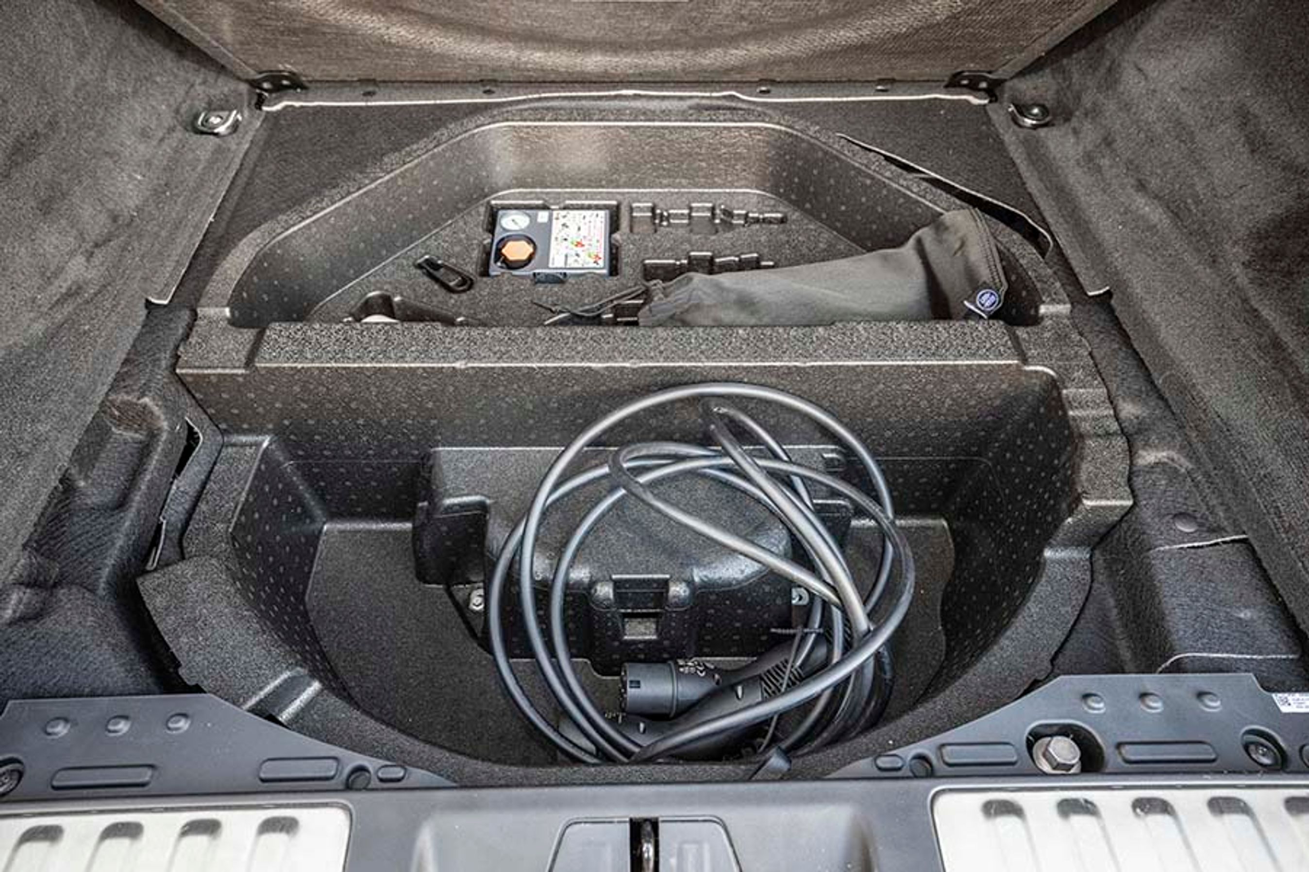 Under gulvet i bagagerummet er der plads til ladekabel og lappegrej foruden andre småting som f.eks. sprinklervæske.