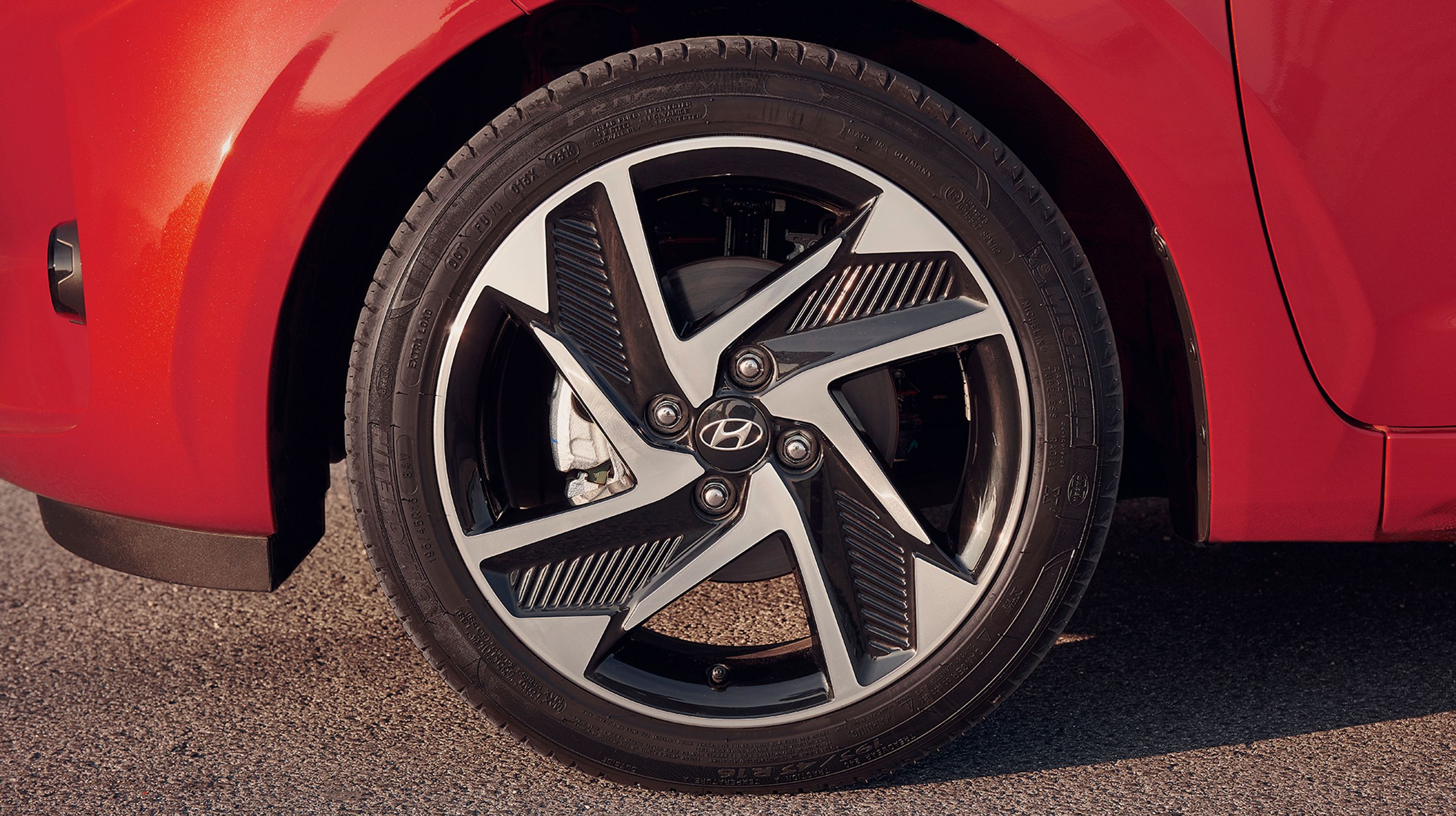 Som standard kommer i10 med 14-tommers hjul, men man kan tilkøbe ret store 16-tommers letmetalhjul, som dem, der her er monteret på testbilen.