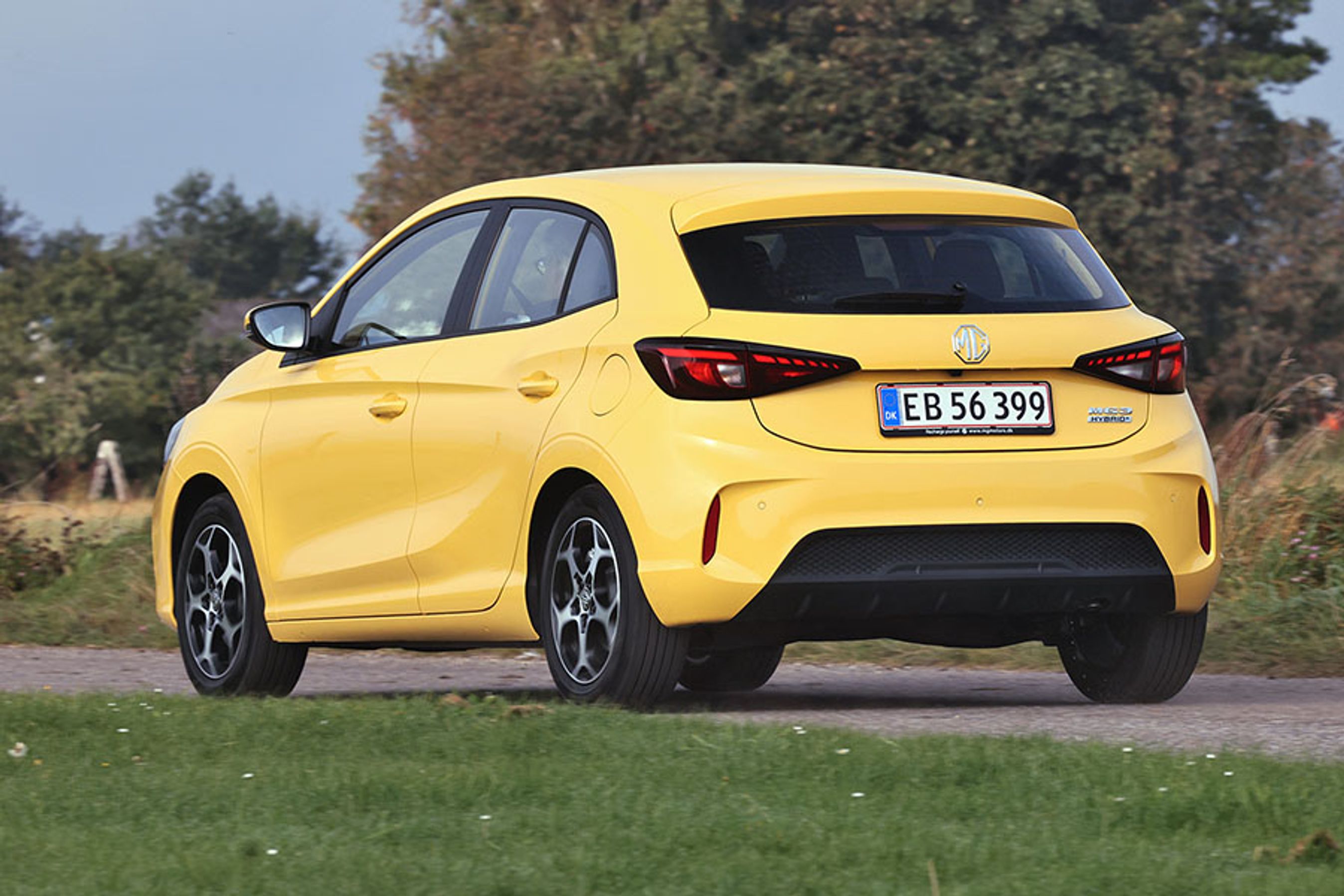 MG 3 findes kun som femdørs hatchback og blot med én motorvariant. Vælger du Standard- eller Comfort-versionerne, er bilen hvid. Vil du have farve på (og sædevarme), skal du købe topmodellen Luxury til 249.999 kr.