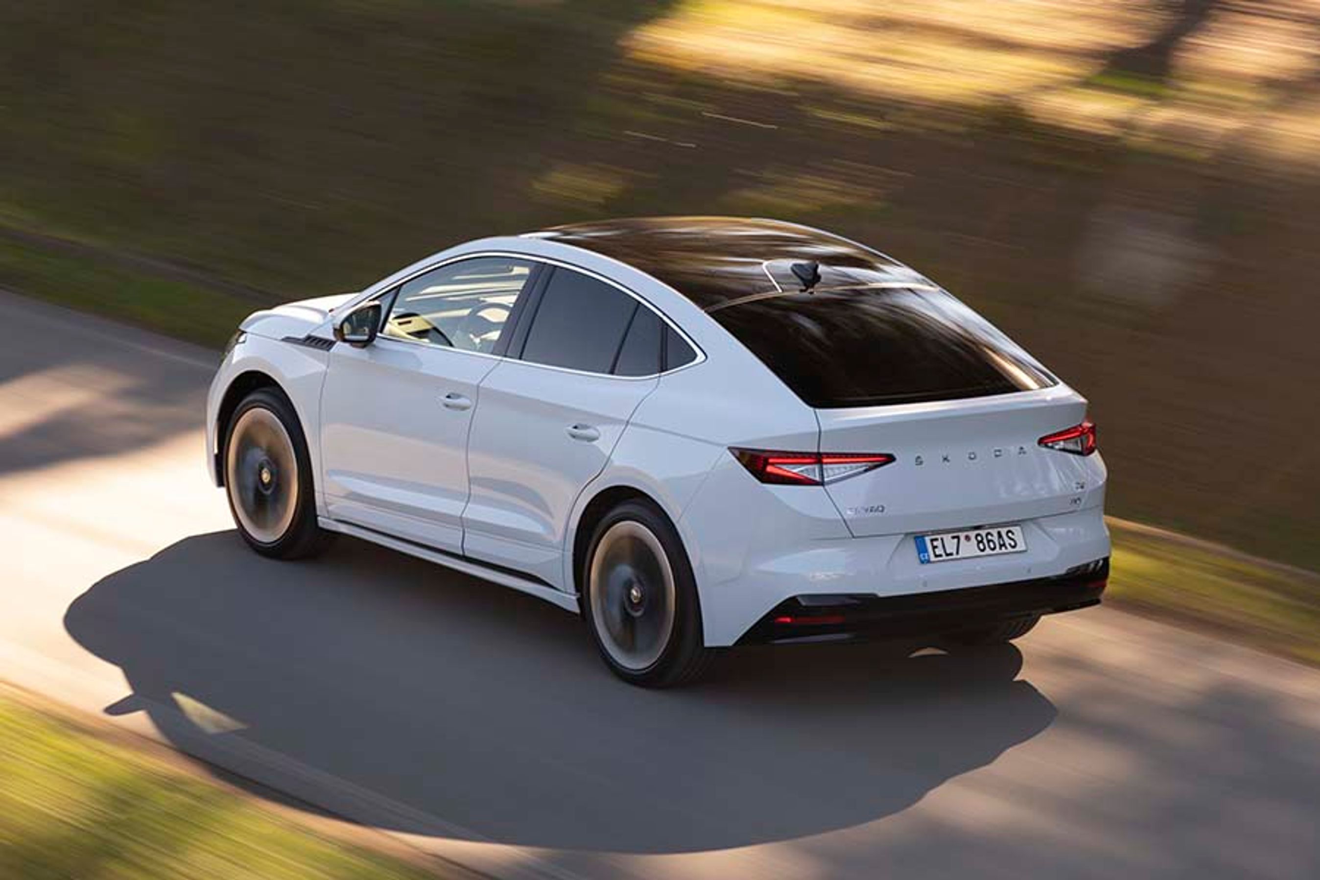 Glastag er standard, og forrude, glastag og bagrude løber ud i en lang flade, hvilket giver bilen et spændende design.