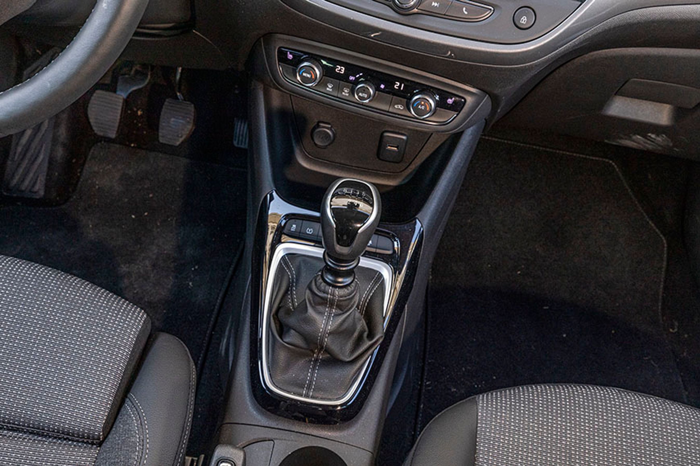 Der er en 6-trins gearkasse, men fordi gearskiftekulissen er langt nede, og man sidder højt oppe, så er selve gearstangen lang, og det giver lang vandring i gearskiftet.