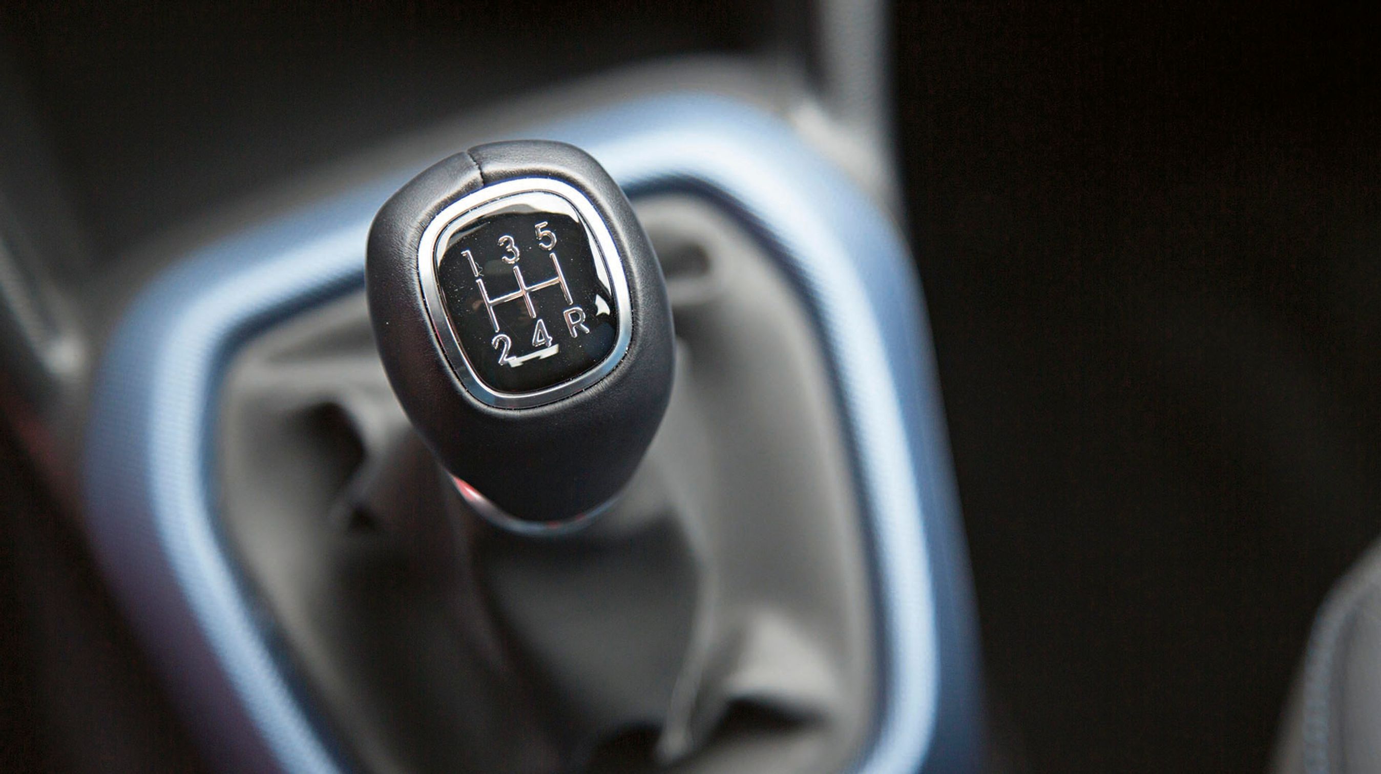 Alle udgaver har som standard en femtrinsgearkasse. Den er egentlig velfungerende, men motoren kunne godt trække et sjette gear. Automatgear kan tilkøbes for 25.000 kr.