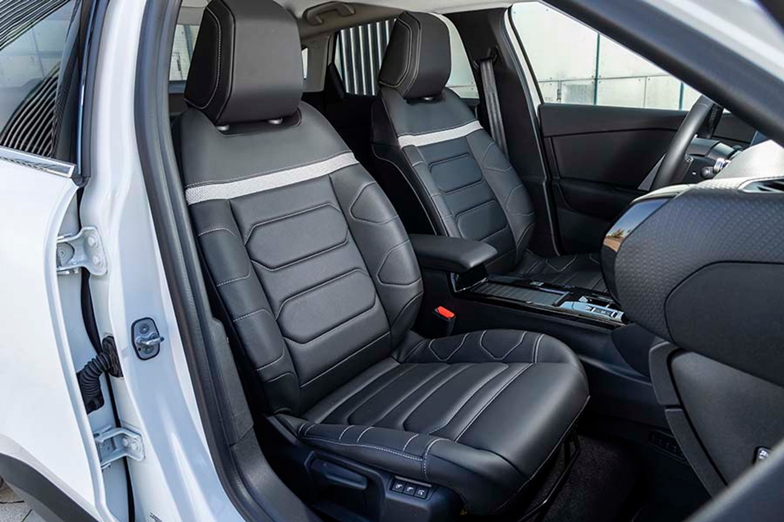 I topmodellen er sæderne til dels beklædt med imiteret ruskind og – mindst lige så vigtigt – med en mere tyk og komfortabel polstring som del af Citroën Advanced Comfort. 