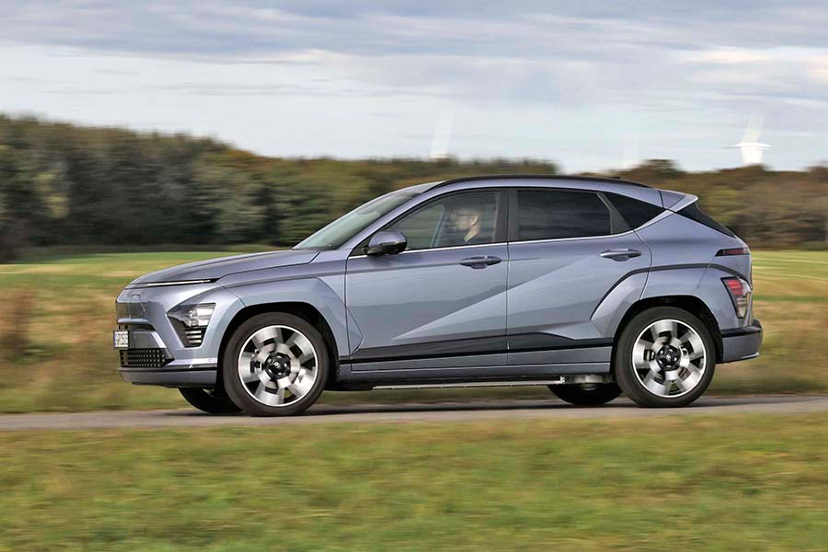 Kona er blevet 15 cm længere og har fået seks cm længere akselafstand. Det giver samlet set hele ni cm mere benplads i kabinen. Ud over at det gør Kona markant bedre for børnefamilier, så gør det også modellen markant større end Hyundai Bayon, der havde samme størrelse som den gamle Kona.