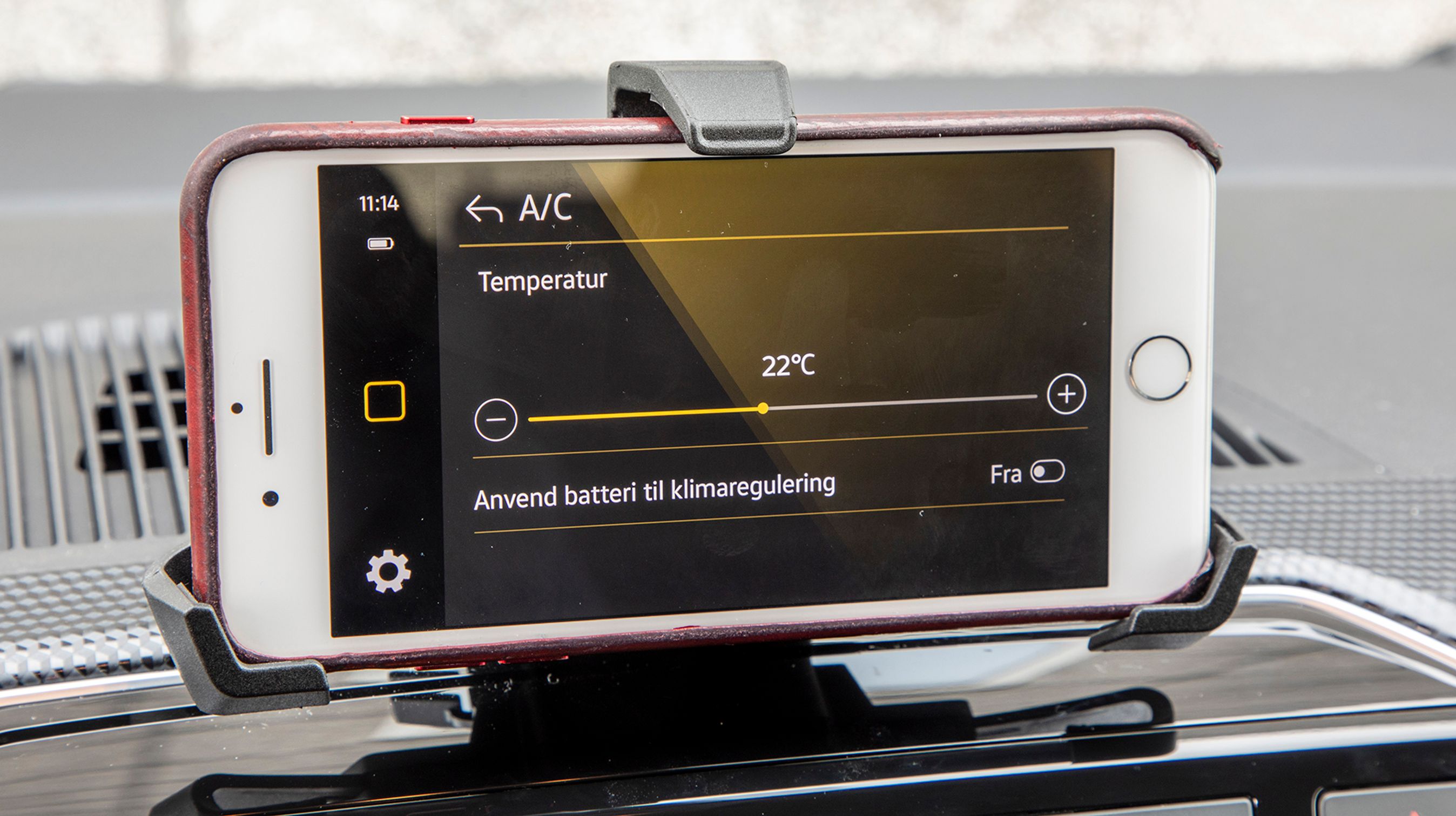 Holderen er standard, men man skal selv have en smartphone, hvis man vil have oplysninger om bilen undervejs. De vises via en særlig VW-app, der kan downloades gratis. Den indeholder bl.a. navigationsanlæg.