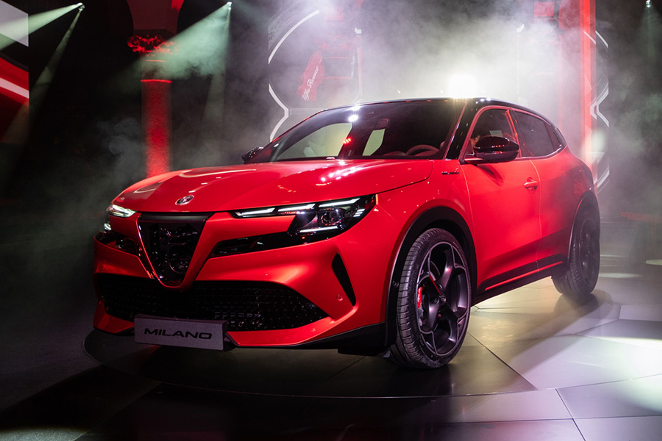 Alfa Romeo Junior er første elbil fra det hæderkronede italienske bilmærke. Bilen har netop haft verdenspremiere midt i Milano, hvor mærket blev grundlagt i 1910.