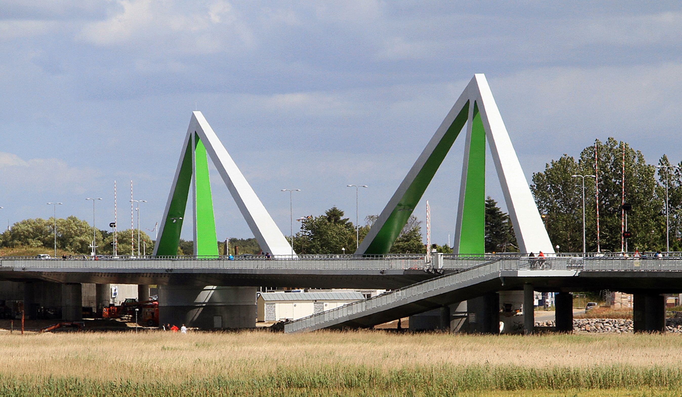 Den karakteristiske bro består af to halvdele, der kan åbne ved at dreje 90 grader. 