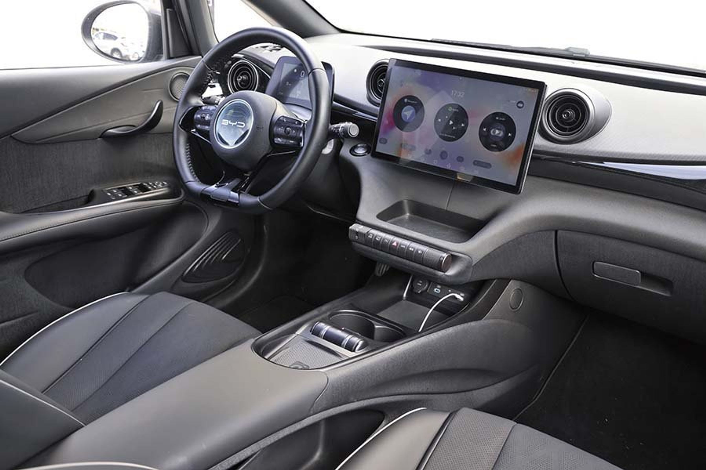 Kabine med stor skærm i en BYD Dolphin elbil.