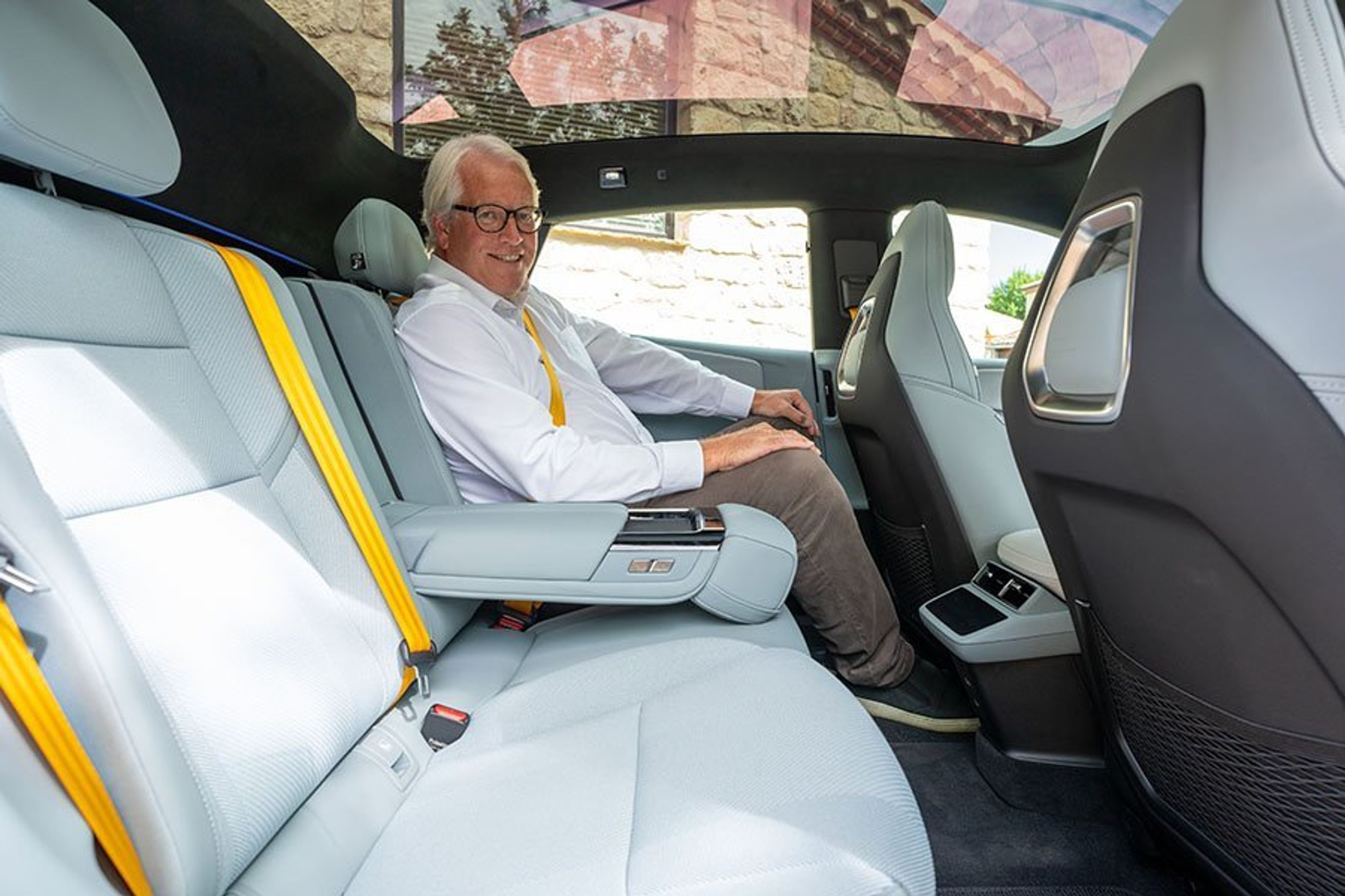 Person på bagsædet af en Polestar 4