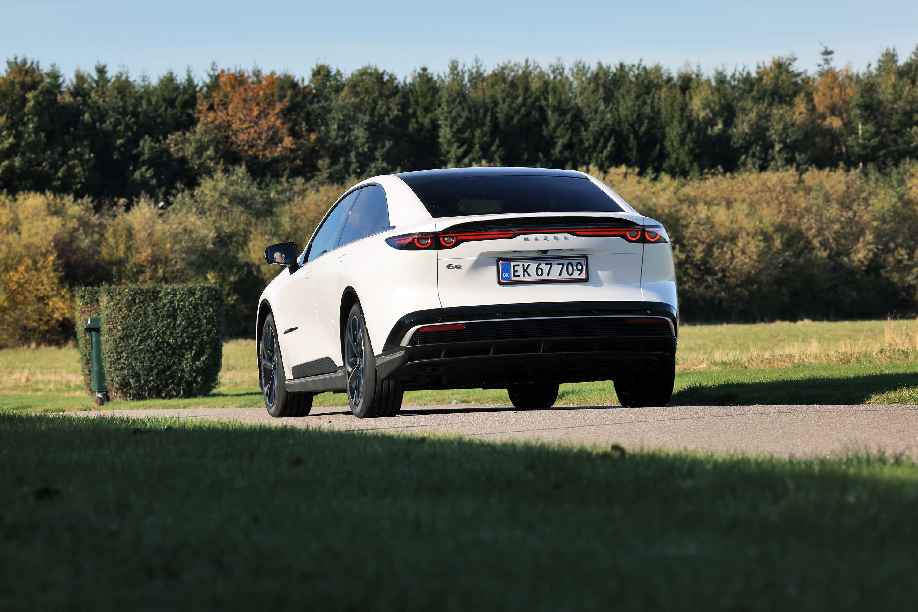 Mazda 6e set bagfra, mens den kører på en landevej