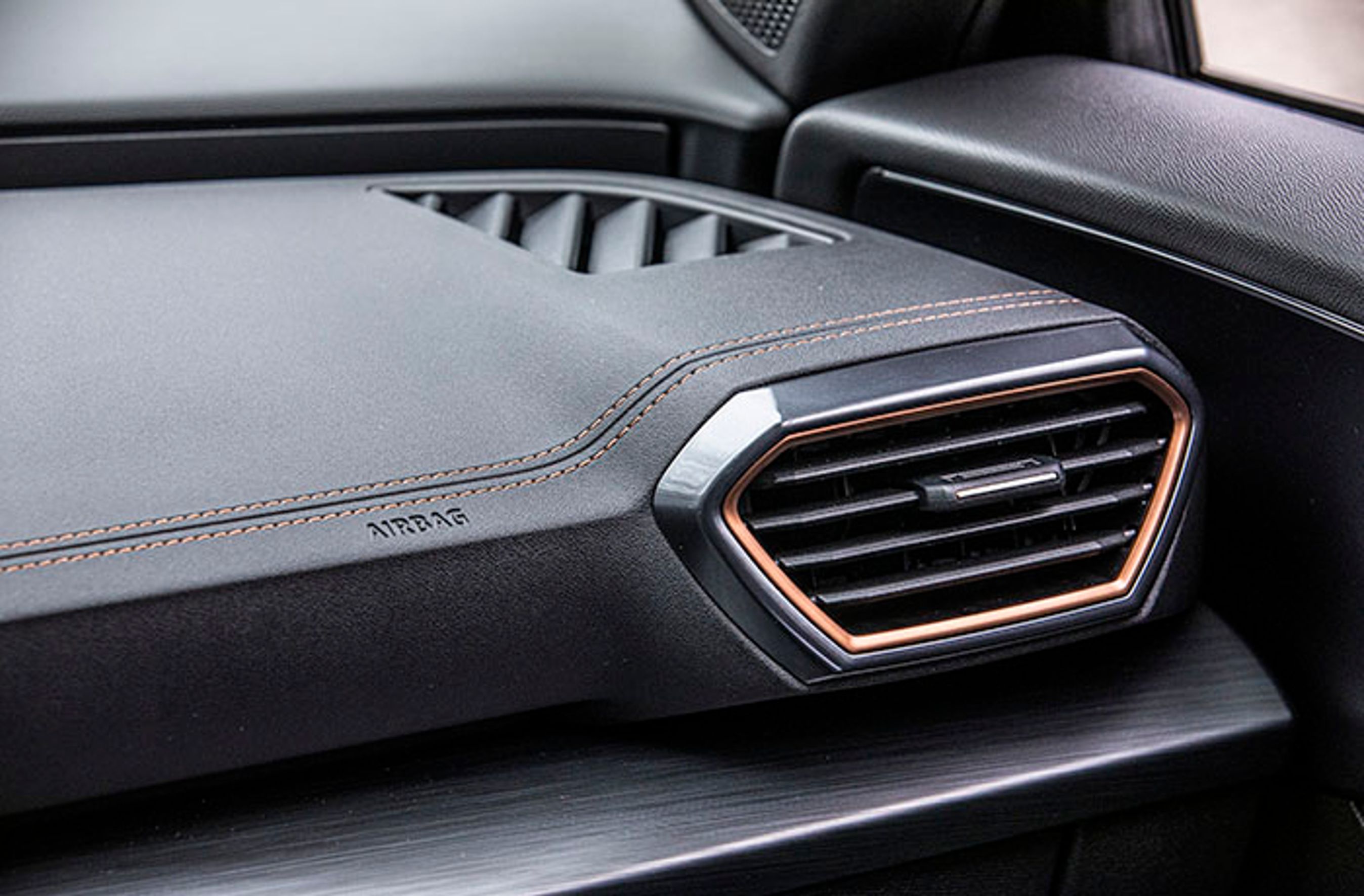 Der er mange flotte detaljer i kabinen, der både byder på flotte syninger og smart LED-lys.