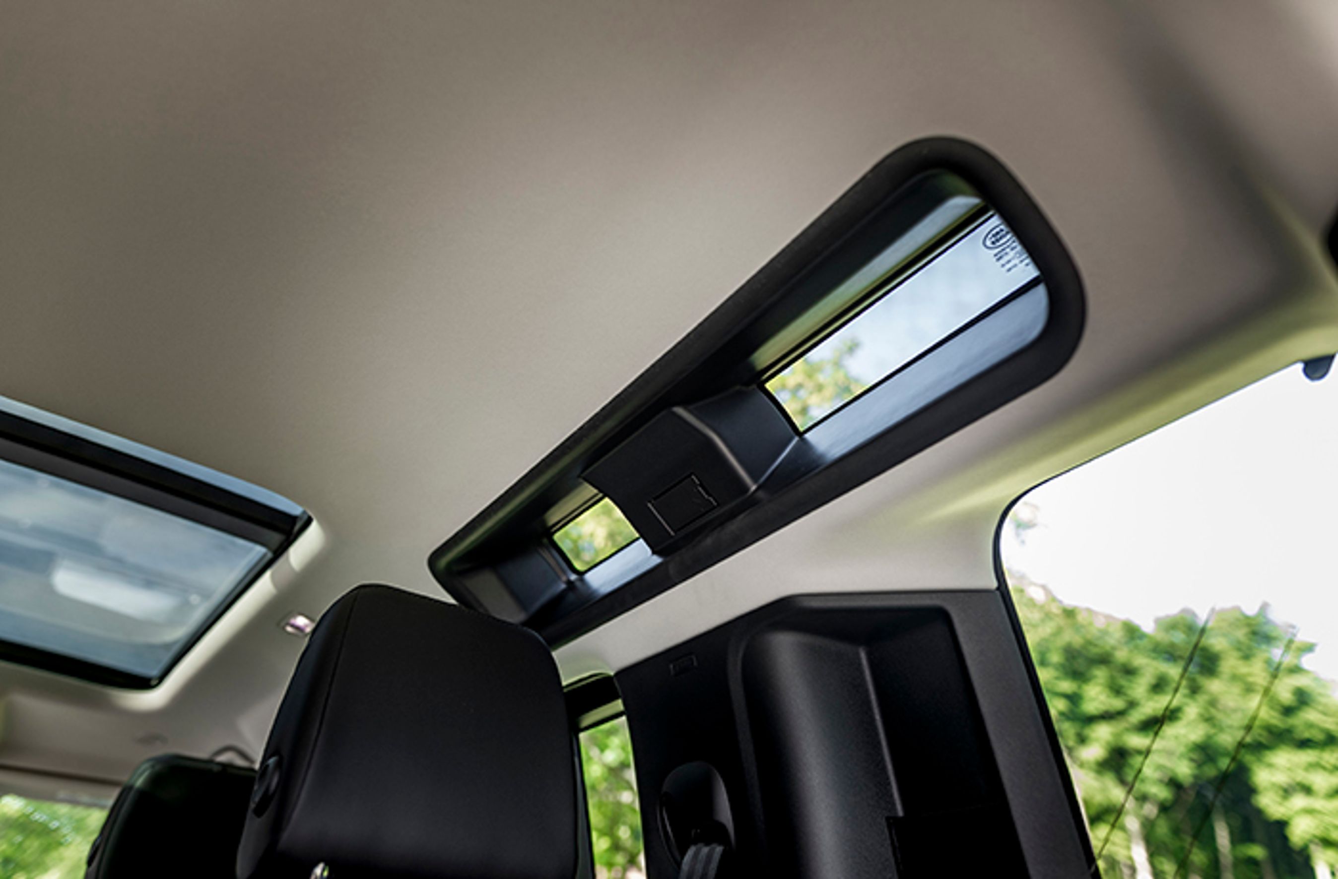 Bagest i bilen er der monteret ’sky-lights’ i form af i alt fire langsgående små ruder, der giver udsigt til trætoppe, når man kører i skovens smalle hjulspor.