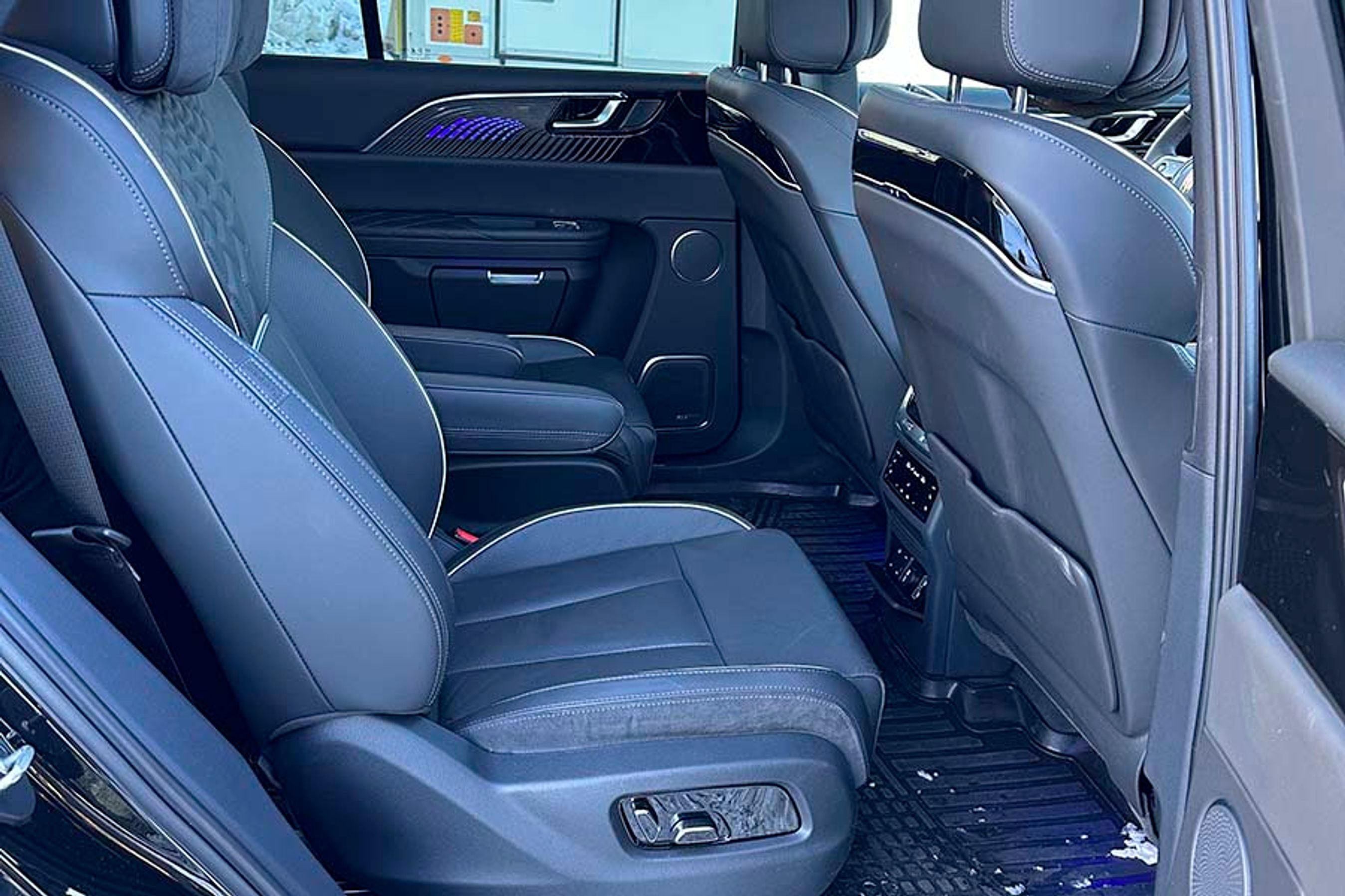 I denne version er der to meget komfortable, el justerbare stole på række to, men bilen fås også i en udgave med tre pladser på denne række. Der er fin plads og helt plant gulv.