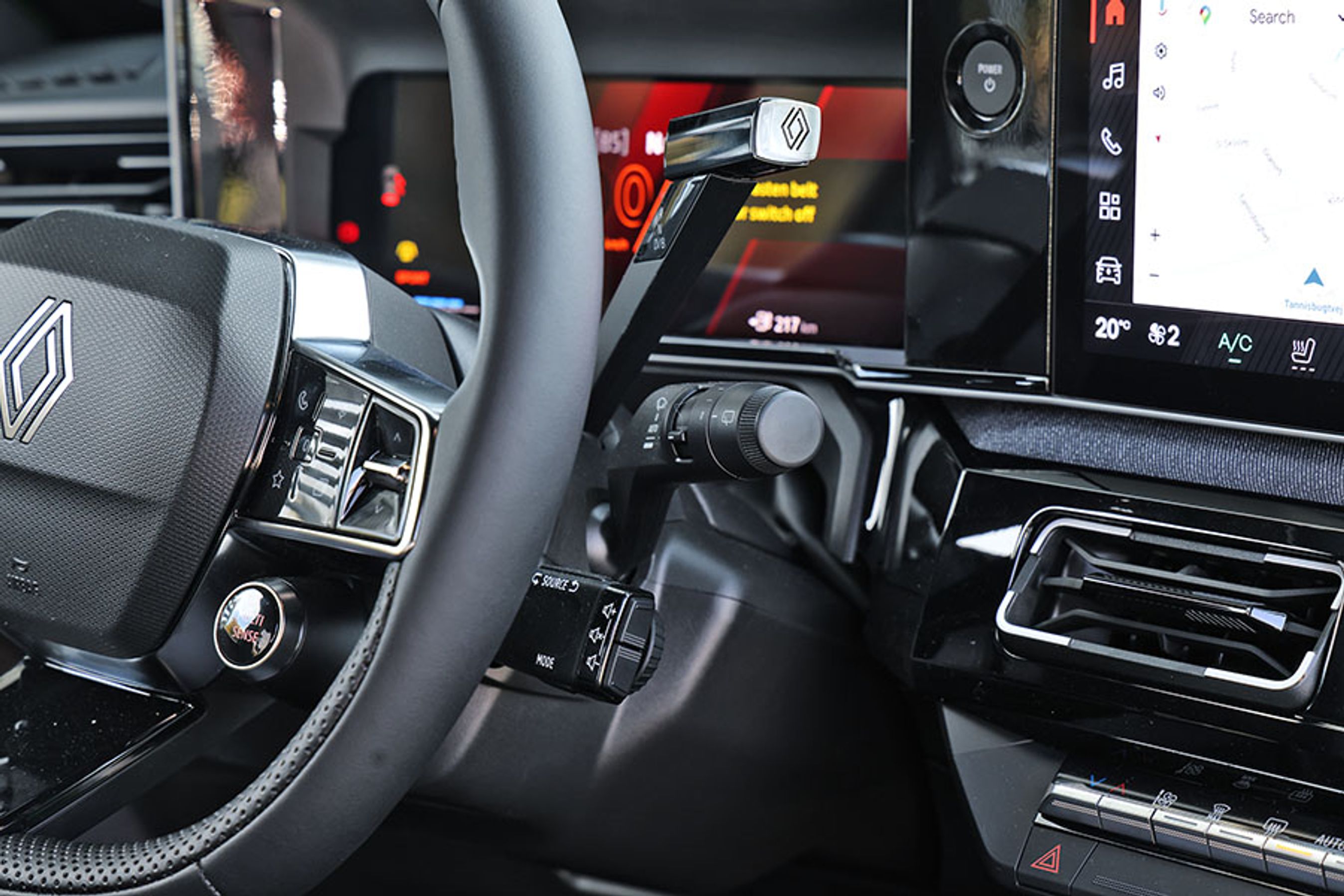 Tre stilke bag rattets højre side er næsten for meget af det gode. Den nederste styrer radioen, den i midten styrer viskerne, og øverst er gearvælgeren. Den tætte placering giver risiko for fejlbetjening.