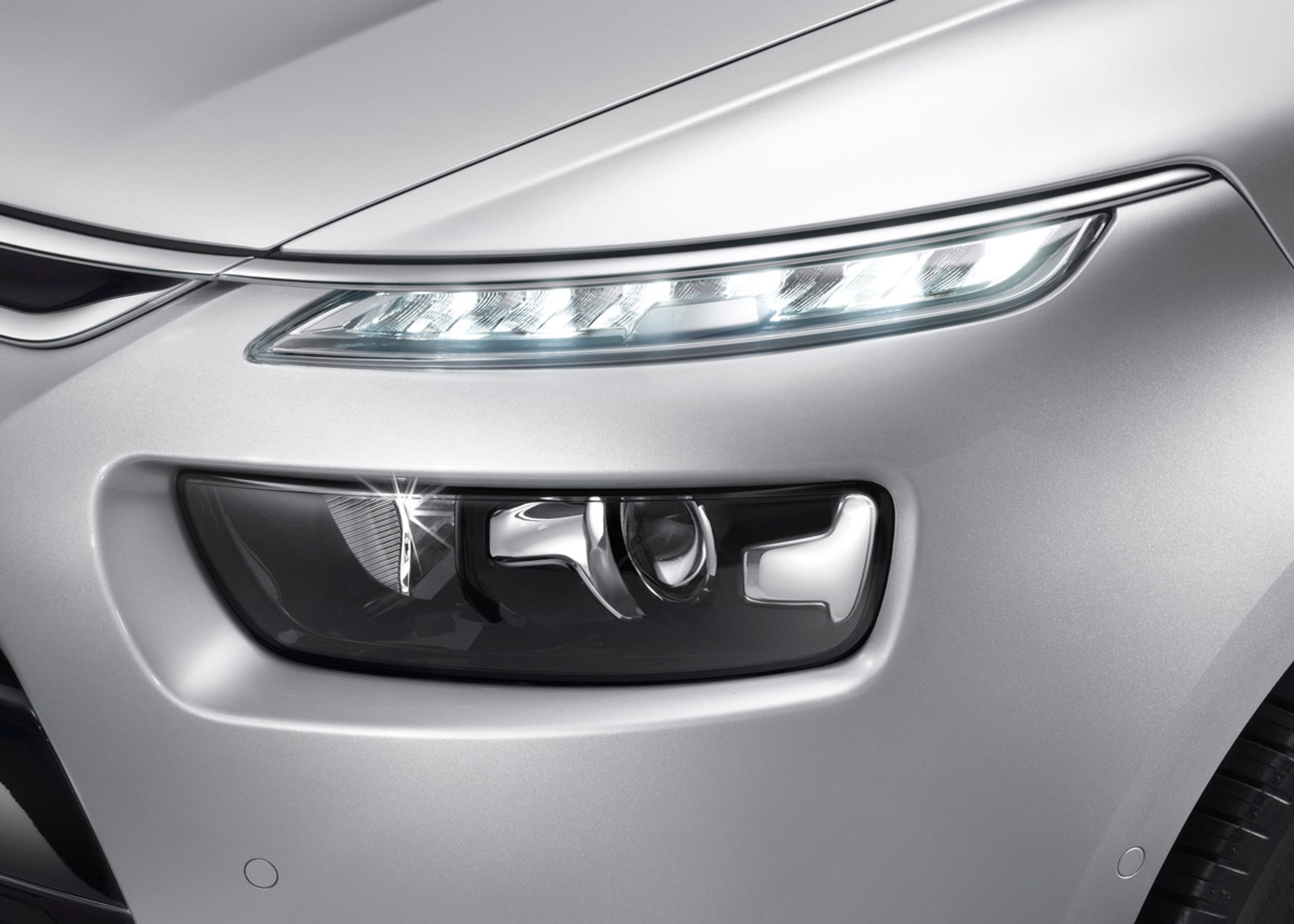 Forlygterne er opdelt i to grupper i hver side med de markante LED-kørelyslygter som et tydeligt element.