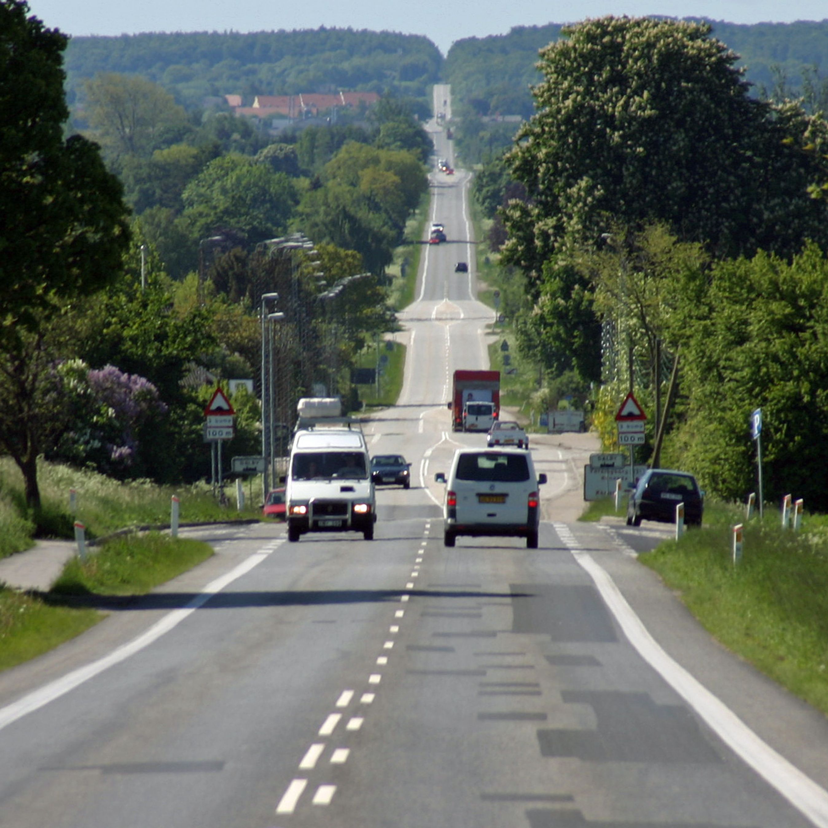 Den gamle hovedvej A2 mellem Køge og Vordingborg - nu rute 151 - går på lange stræk i direkte fugleflugtslinje.