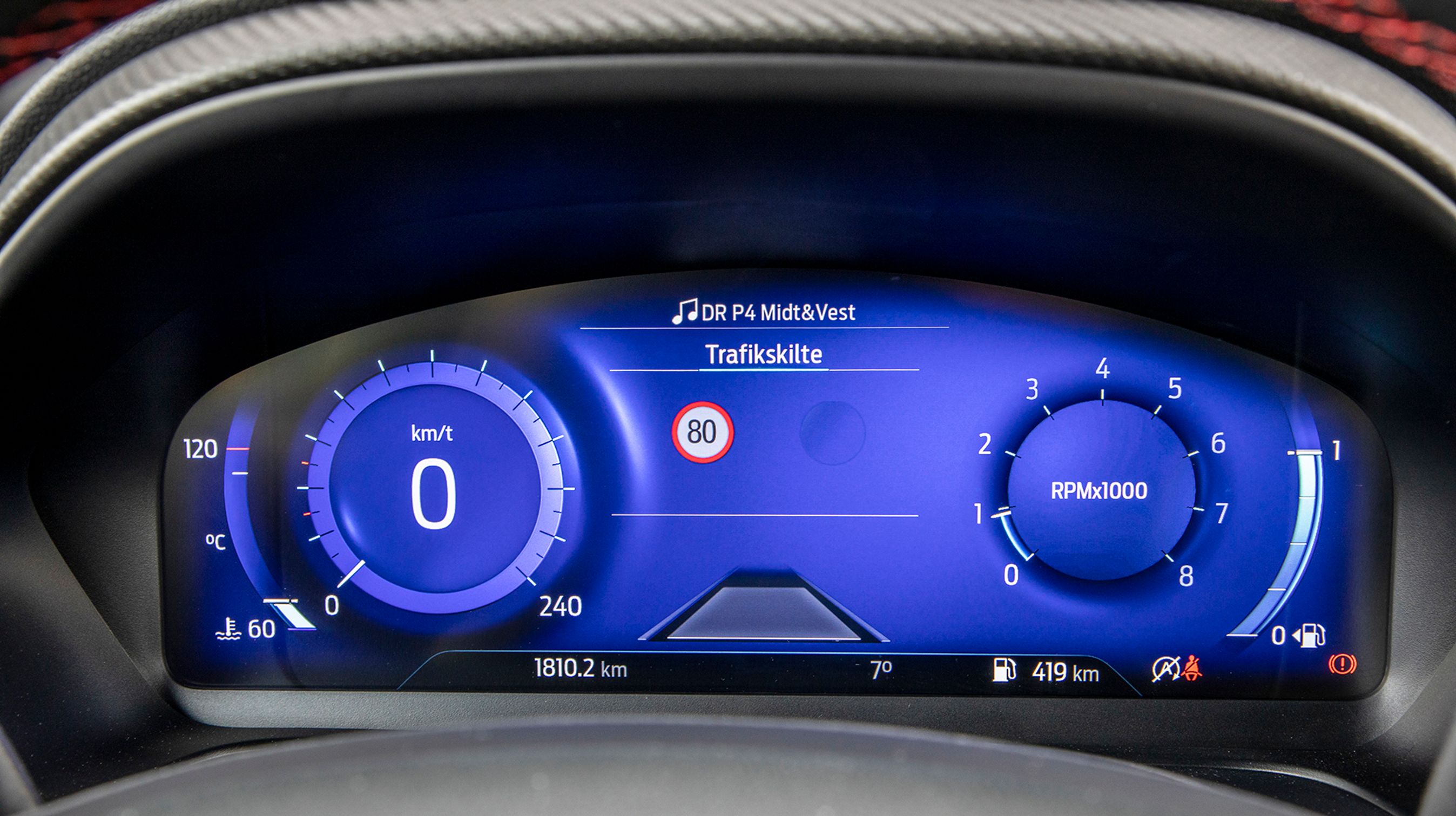 Det digitale cockpit er let at aflæse og skifter layout, når man skifter køreprogram.