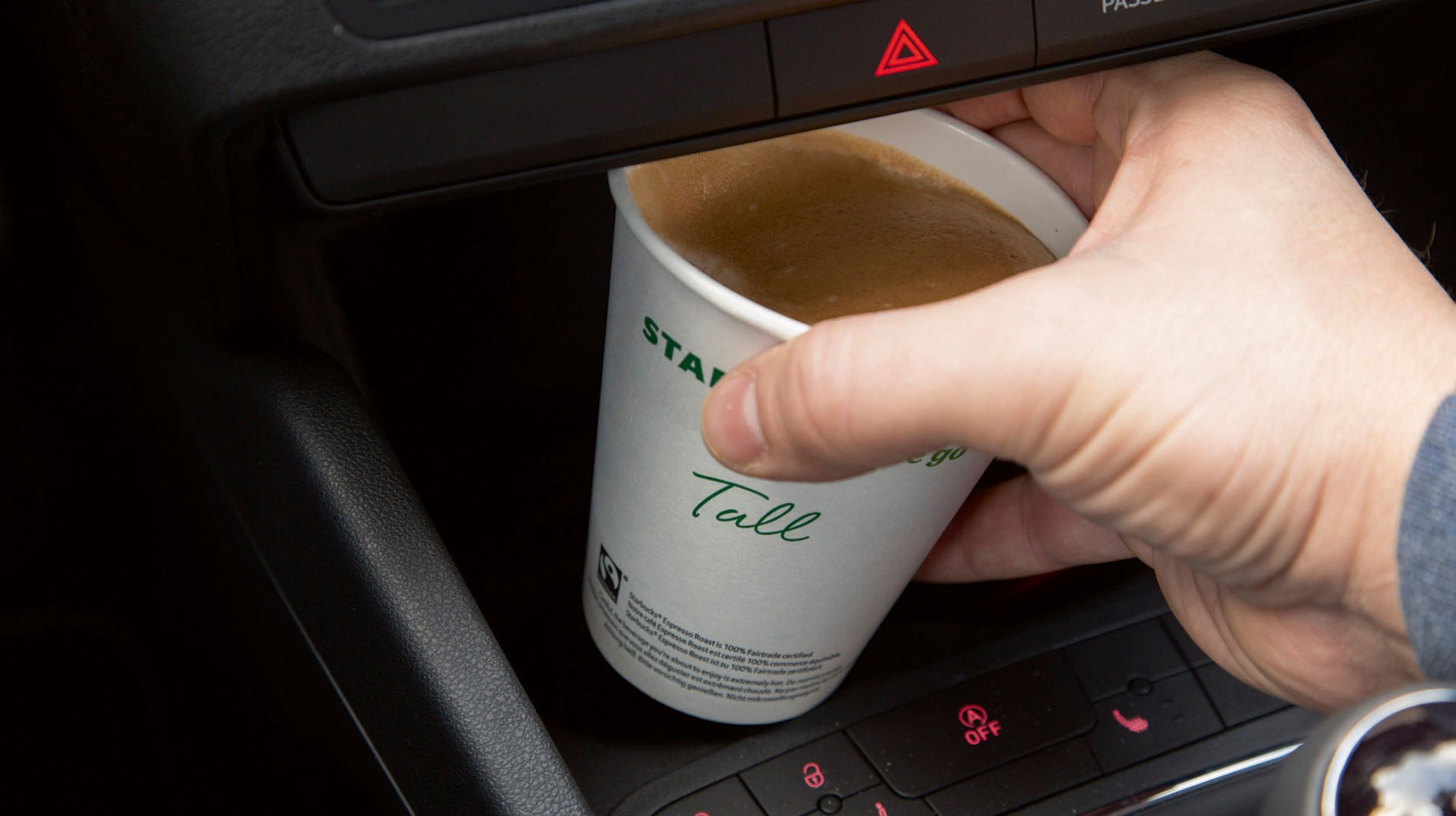 Kopholderen er placeret under ventilationsanlægget,  og både kaffekopper og dåser er svært tilgængelige.