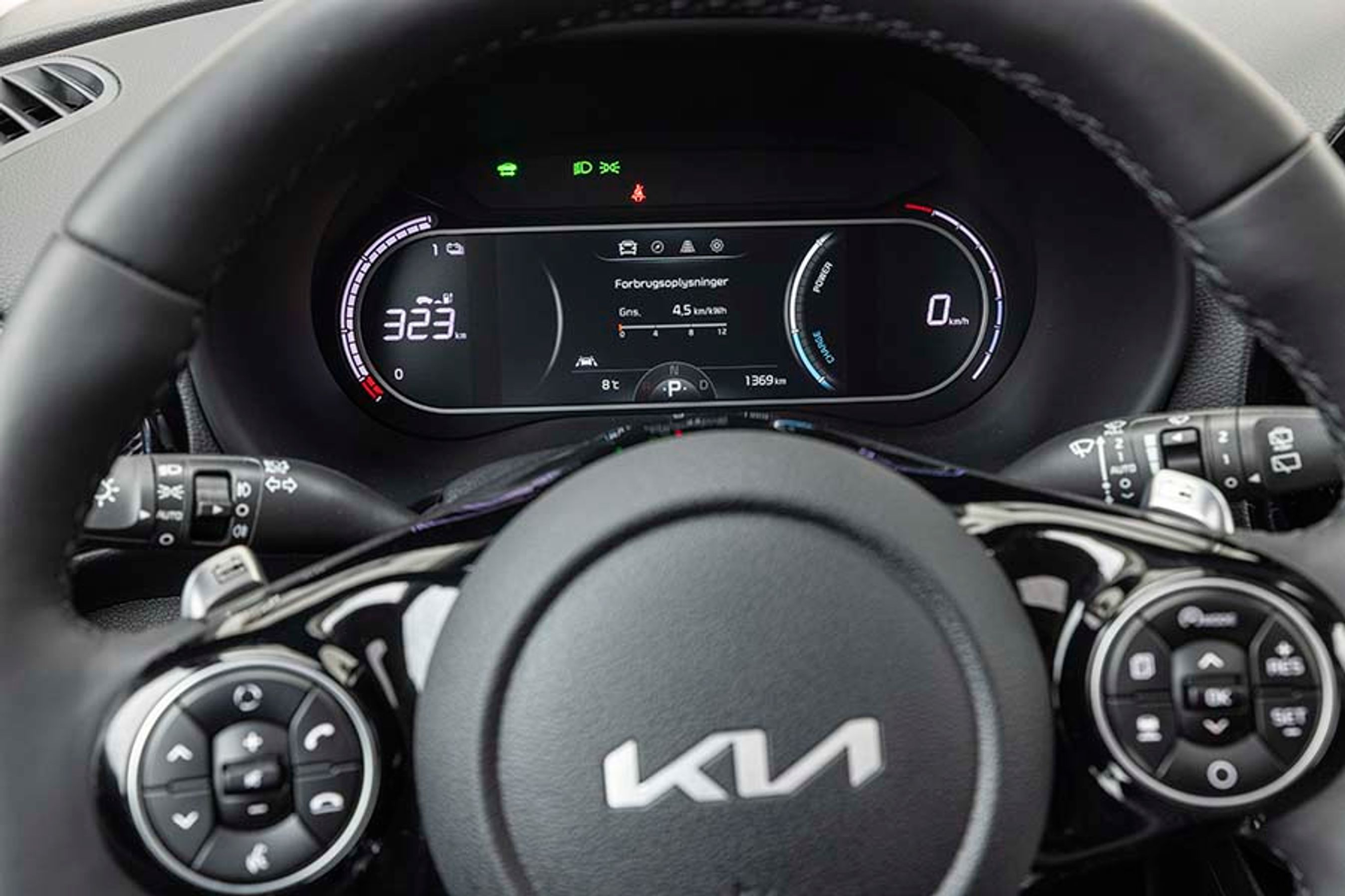 Instrumenthuset giver et fint overblik over rækkevidde, fart og øvrige køredata. Menuerne styres fra knapper på rattet, og alt er på dansk.