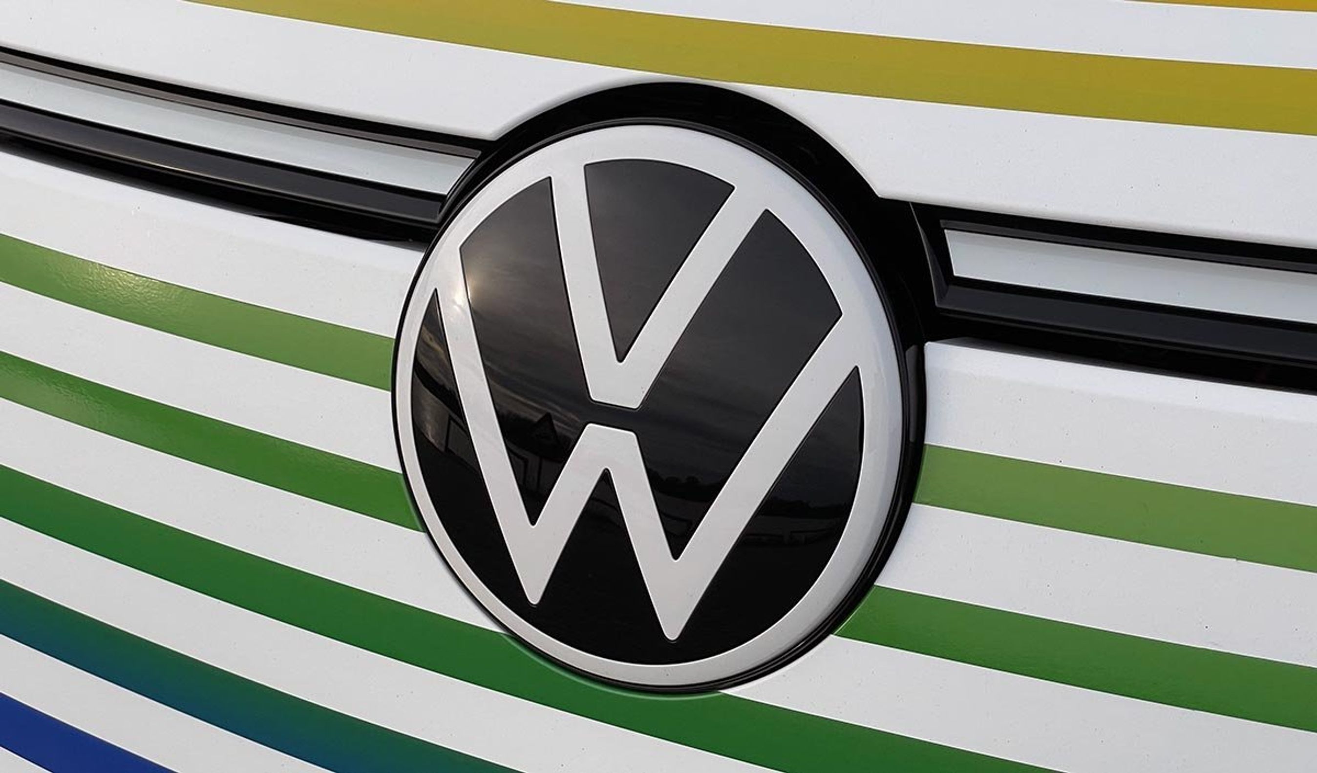 Logoet er enormt, vel over 30 cm, og det største, der nogensinde er set på en VW., bortset fra Volkswagen-lastbiler i Sydamerika. Den lille frontklap kan åbnes, men den giver kun adgang til sprinklervæske-påfyldningen.