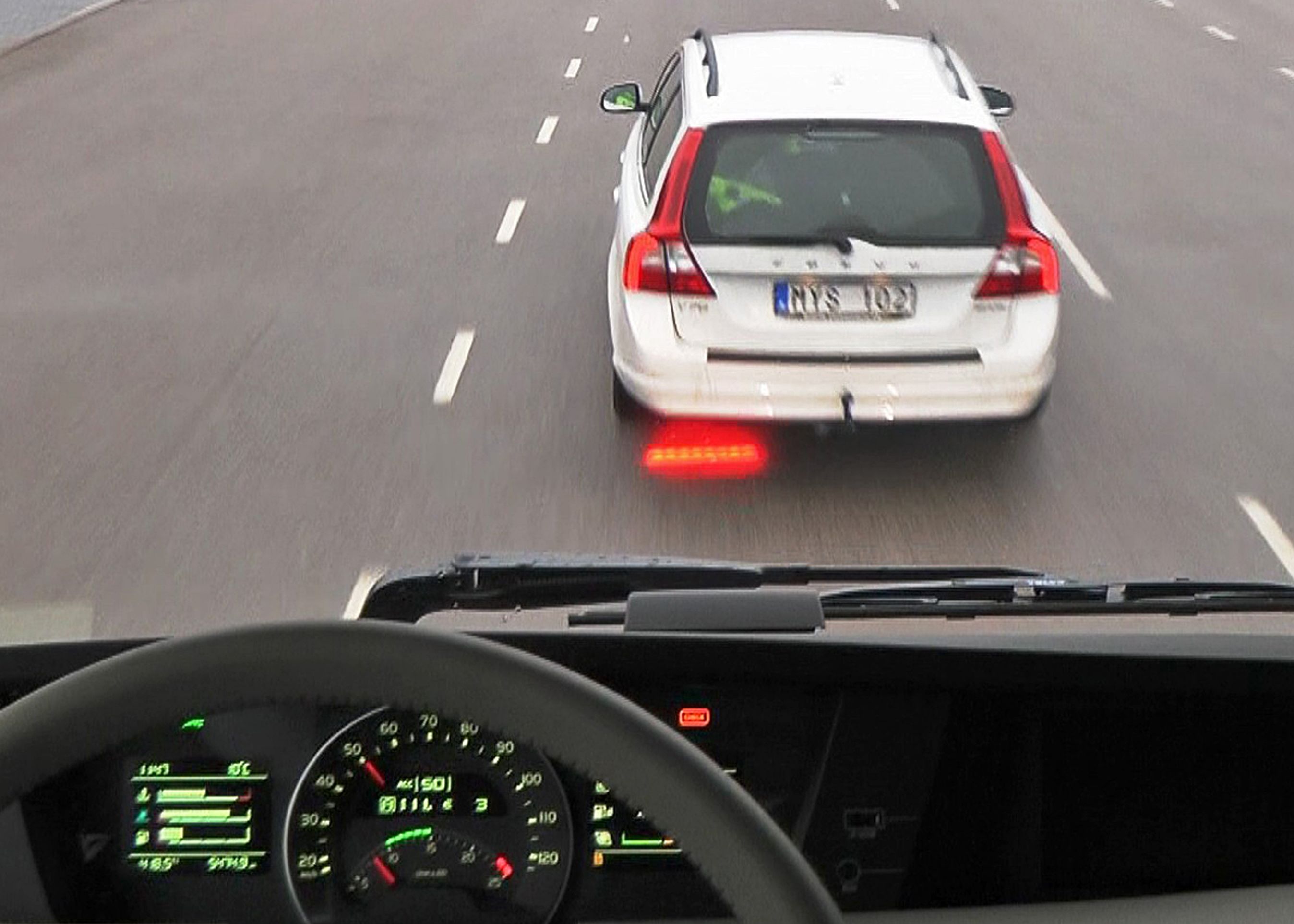 Chaufføren skal være meget uopmærskom for ikke at reagere på en høj advarselstone og den store røde lampe midt på forruden.