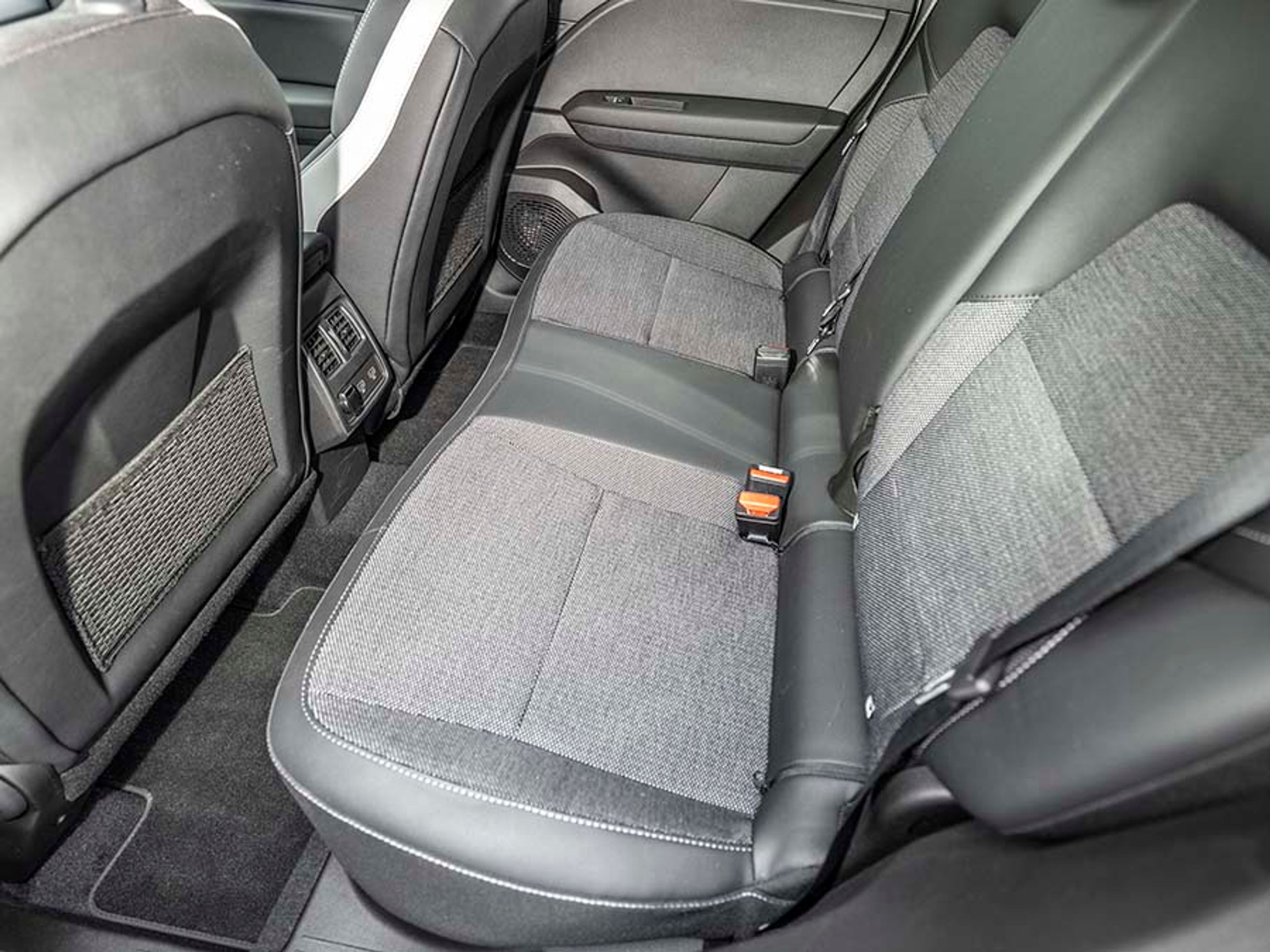 Friskluftdyser trækker op i oplevelsen på bagsædet, men benpladsen imponerer ikke. Her ses den bag en chauffør på 186 cm. Så det er ikke en model til høje familier. 