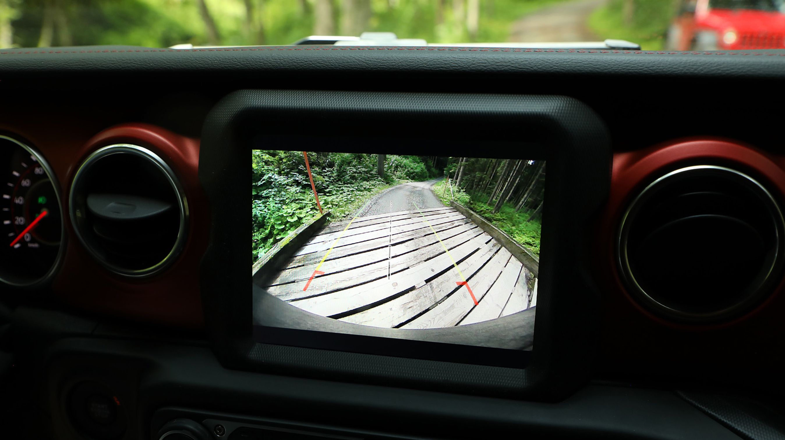 En markant opgradering er bakkameraet, der har meget høj opløsning. Det er vigtigt, når man kører i terrænet og vil se, om der er en træstub eller sten bag bilen.