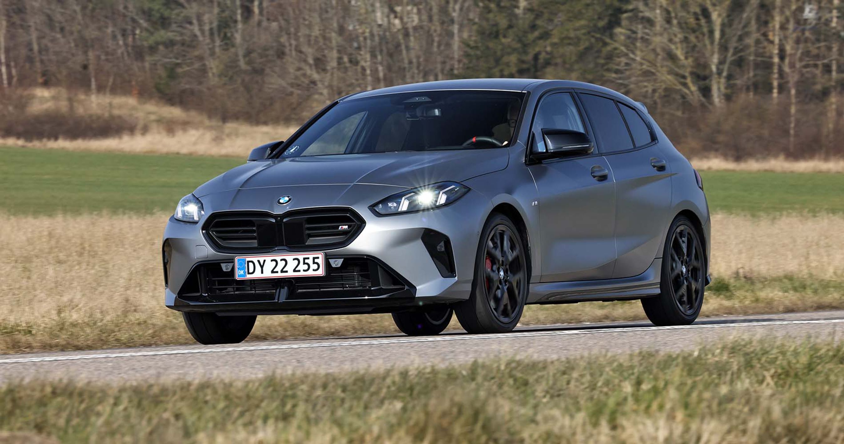 BMW M135i set forfra, mens den kører på landevej