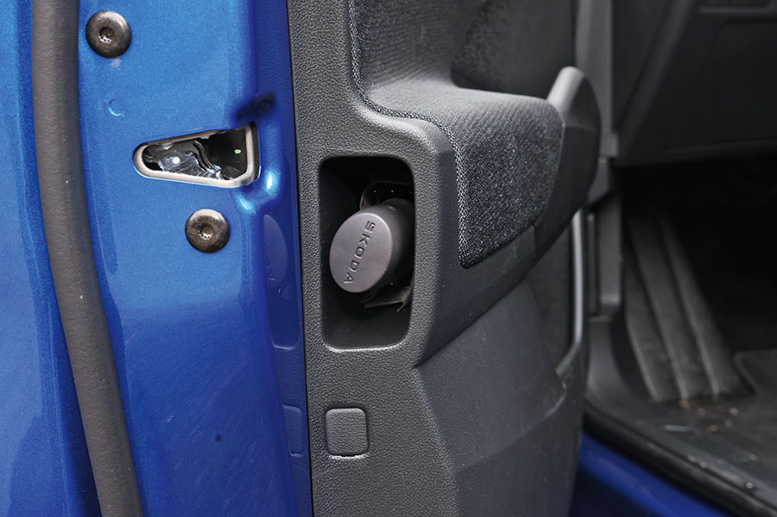 Skoda Elroq er overalt fyldt med smarte løsninger. Her er det en paraply (ekstraudstyr), der har sin egen plads i førerdøren.