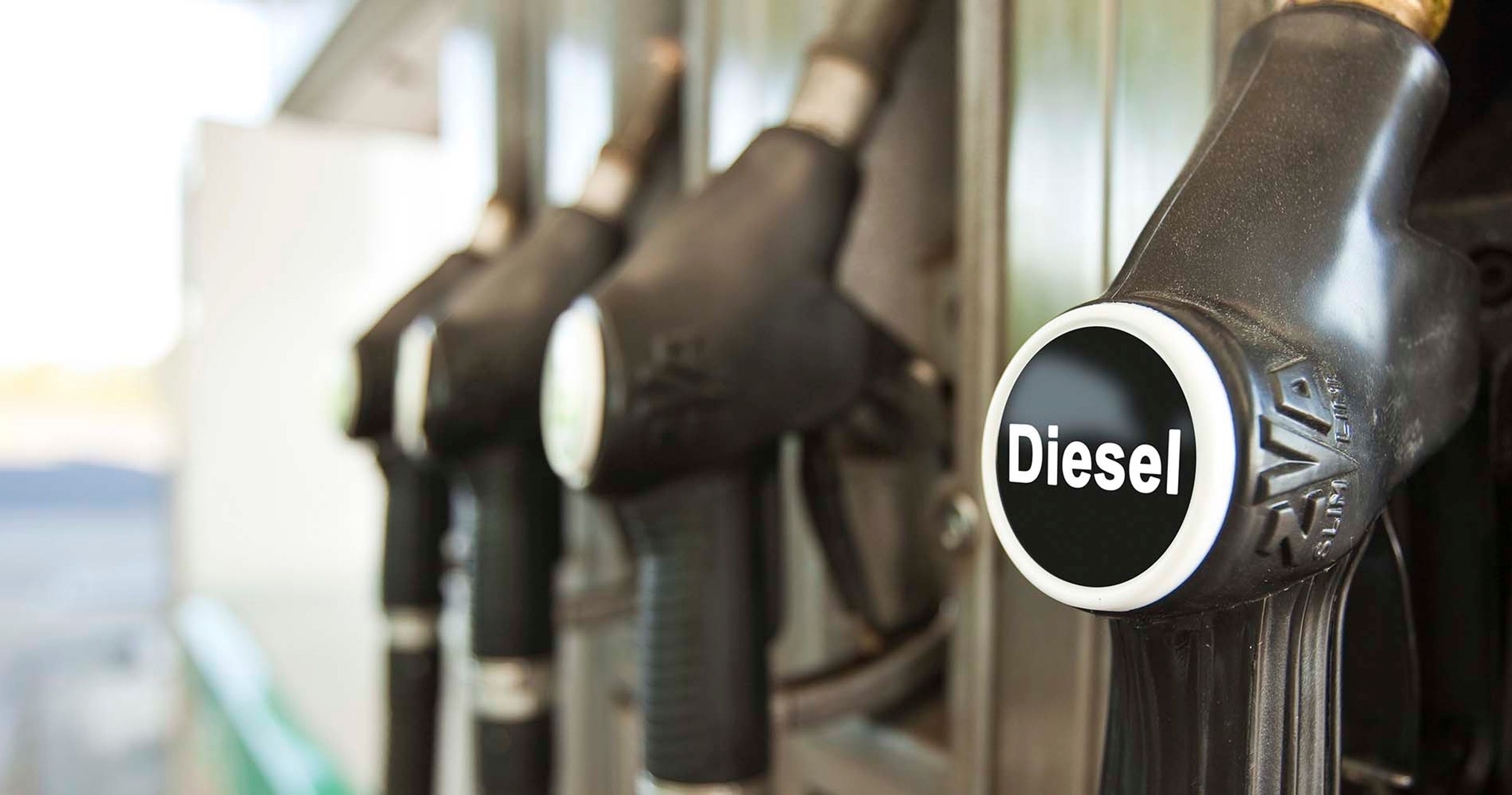 Tre tankpistoler med diesel på række.