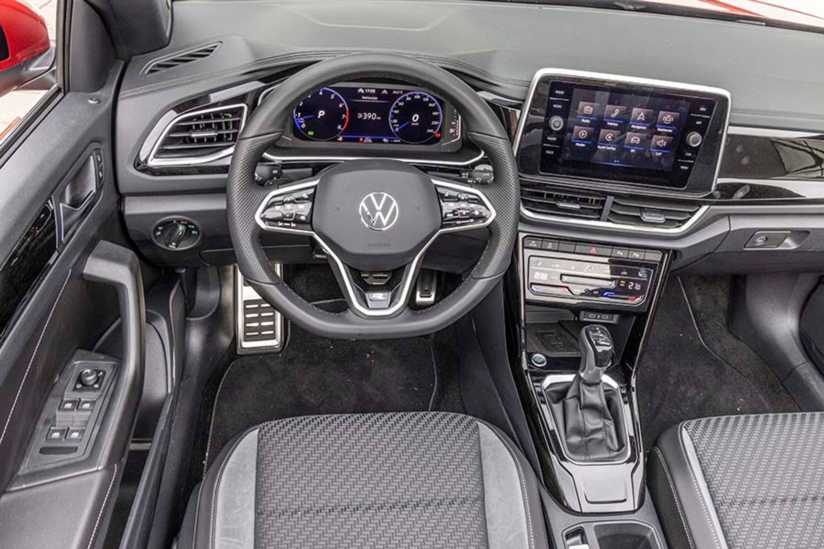 Førerindretningen er som i SUV-udgaven af T-Roc med digitale instrumenter og en ottetommers trykfølsom skærm til navigation og mobilapps.  