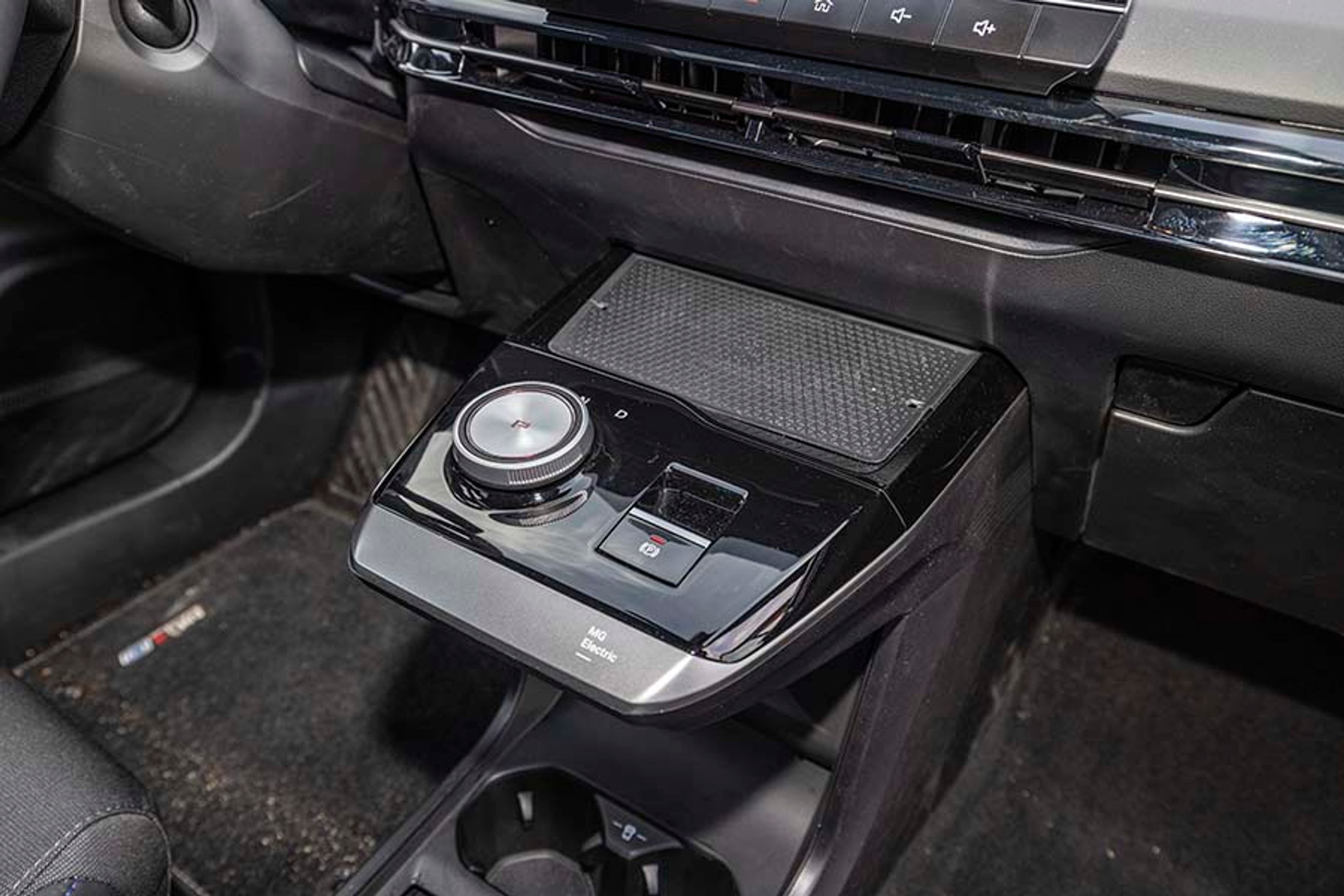 Gearvælgeren fungerer som udgangspunkt enkelt. Drej til højre, og bilen kører frem. Drej til venstre og bilen bakker. Tryk den ned og bilen går i P. Men vi oplevede mange gange, at bilen ikke vil aktivere et gearskifte når man kommer ind i bilen. Det er ganske frustrerende. Der er ingen start/stop-knap i bilen, der automatisk tænder, når bilen låses op.