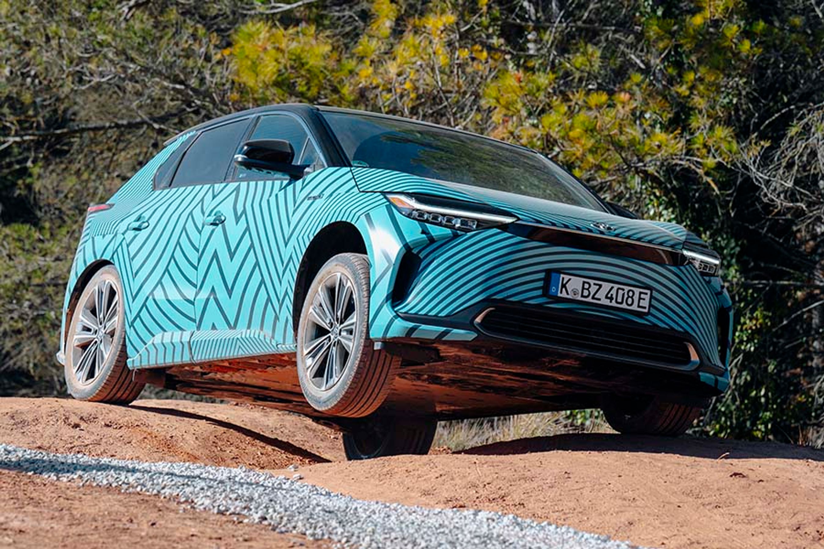 Med to elmotorer er der træk på alle fire hjul, og det er vel at mærke på en måde, der gør bilen særdeles dygtig i terrænet. Med en frihøjde på 21 cm kan den klare selv vanskelige forhindringer.