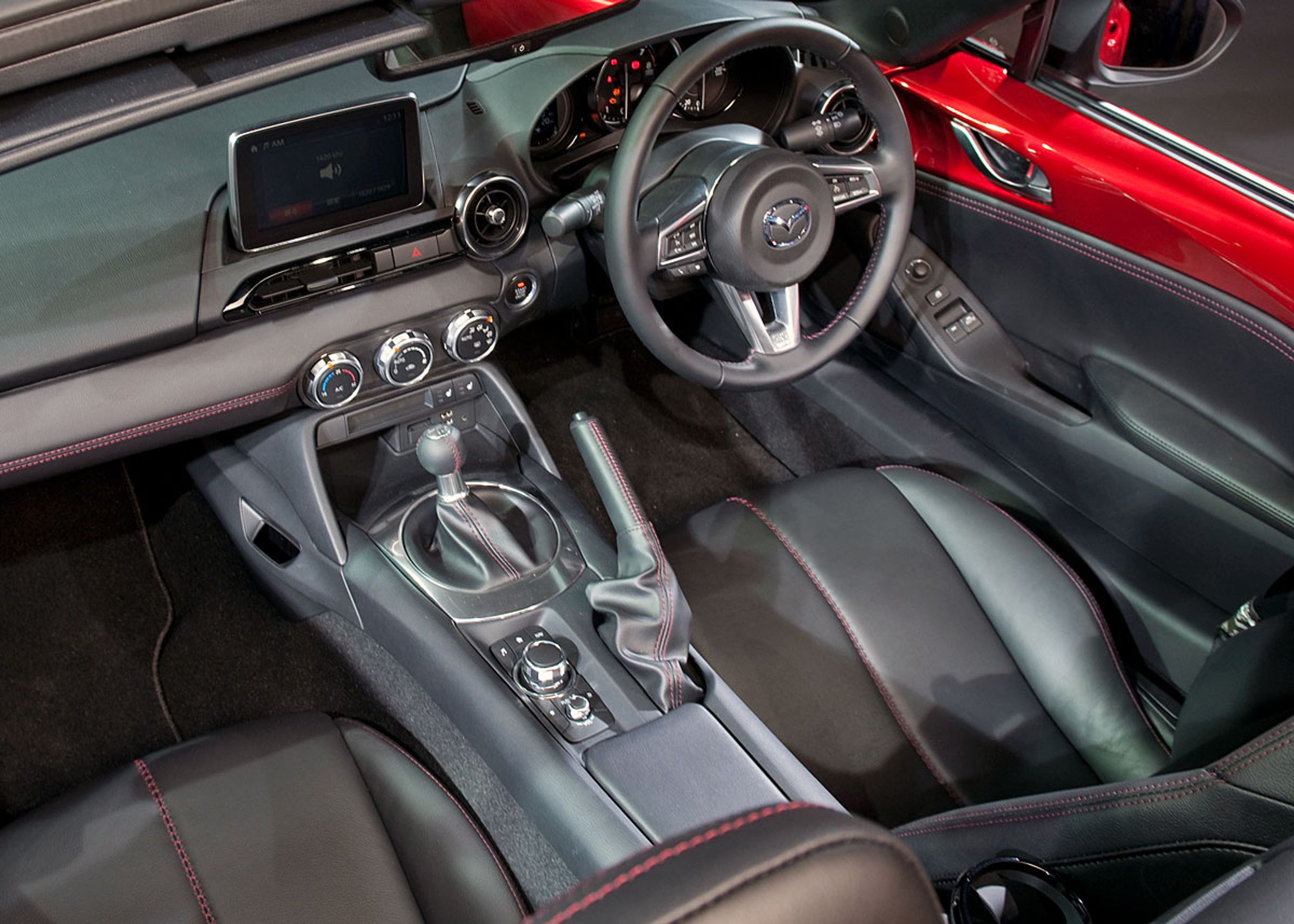 Kabinen blander klassisk, tilbageholdt MX-5-stil med moderne elementer som den store skærm i midterkonsollen.