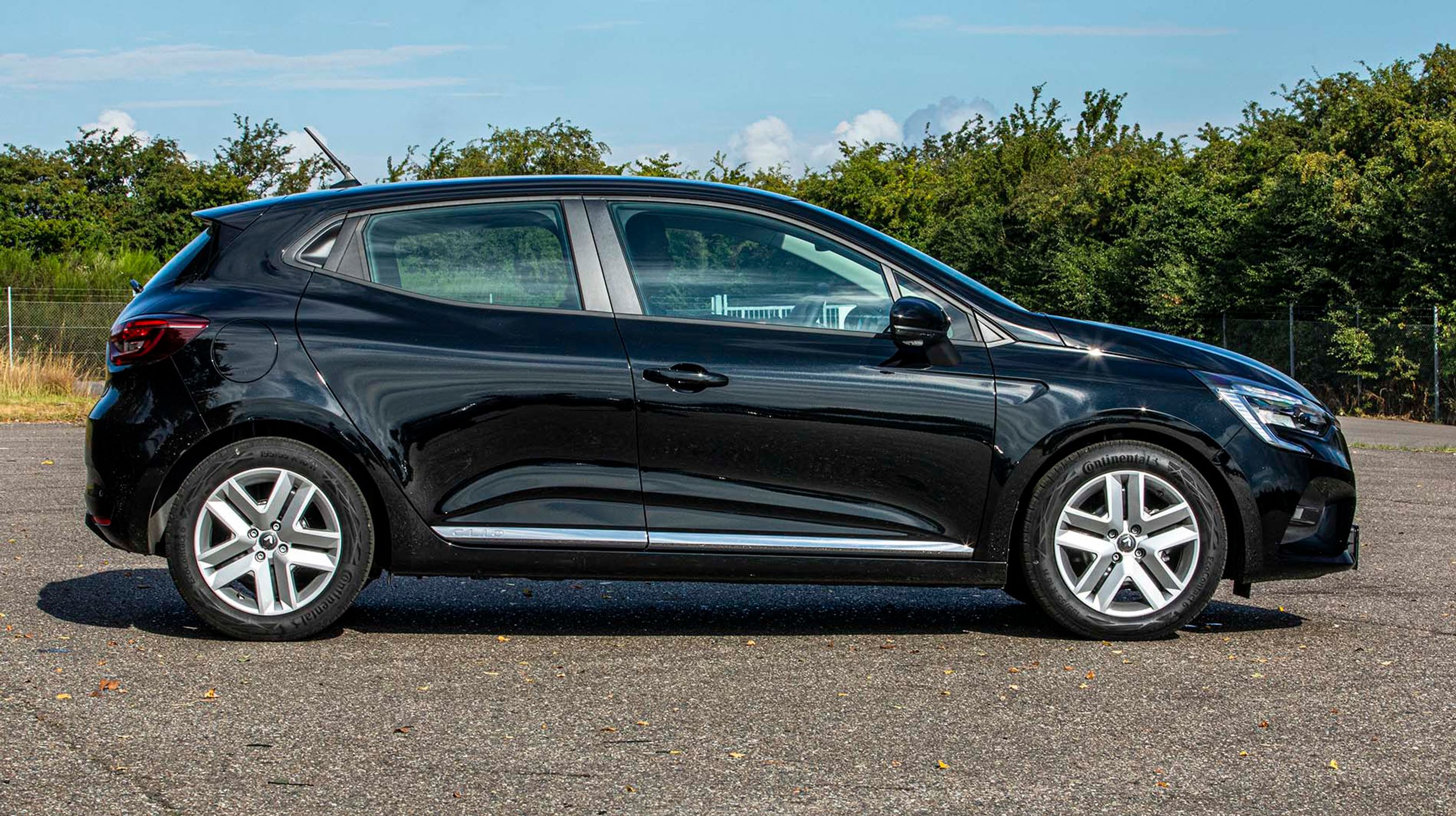 Her er det Zen-udgaven af Clio, der i lighed med Intense leveres med 16-tommerfælge. Bemærk håndtagene til bagdørene, der er indbygget i siderudernes felt og er svære at håndtere for børn.